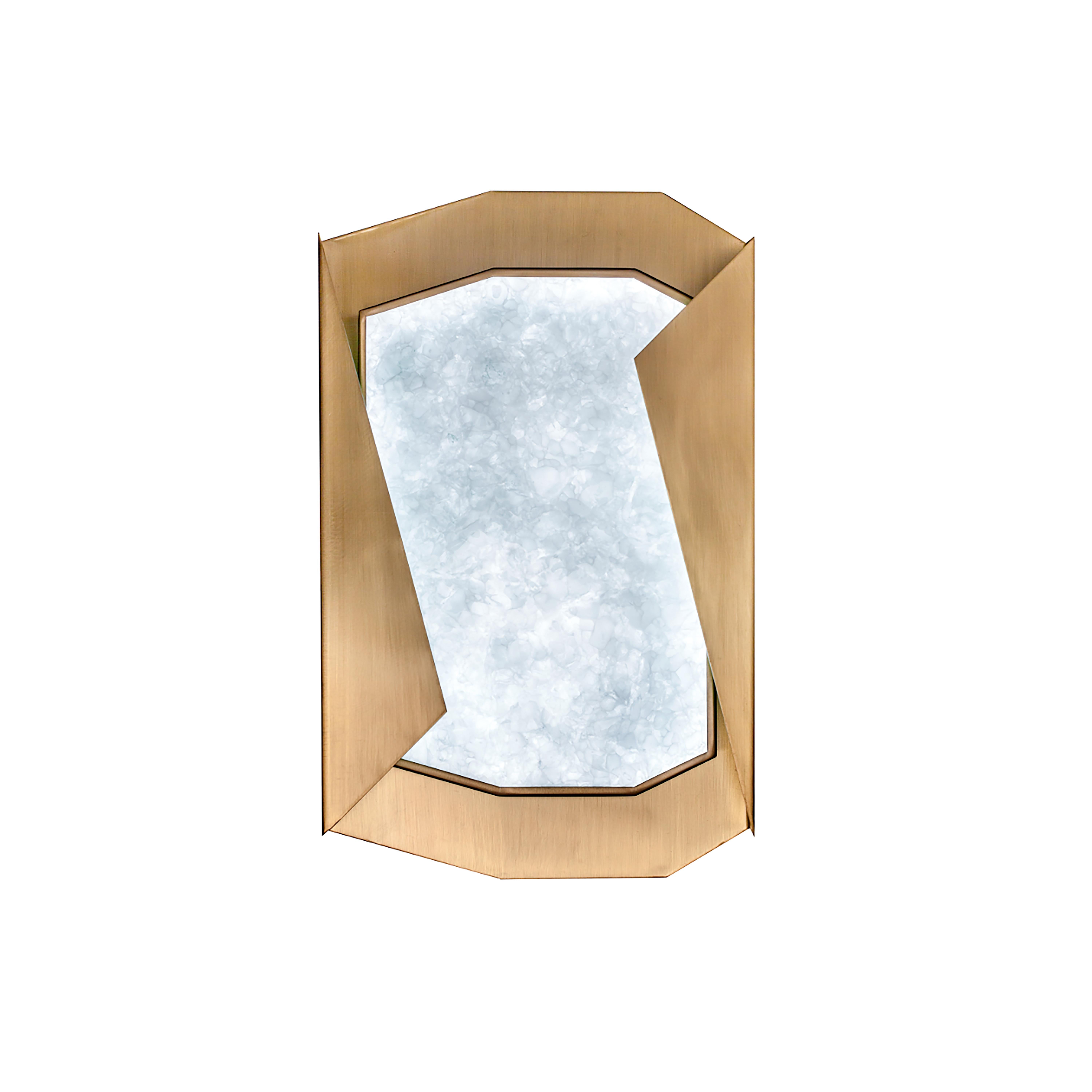 Applique Stardust, en laiton brossé et verre artisanal par Duistt 

L'applique Origami présente un design moderne et élégant soutenu par la noblesse de son matériau, le laiton. Le contraste entre l'intérieur en laiton brossé et l'extérieur en laiton