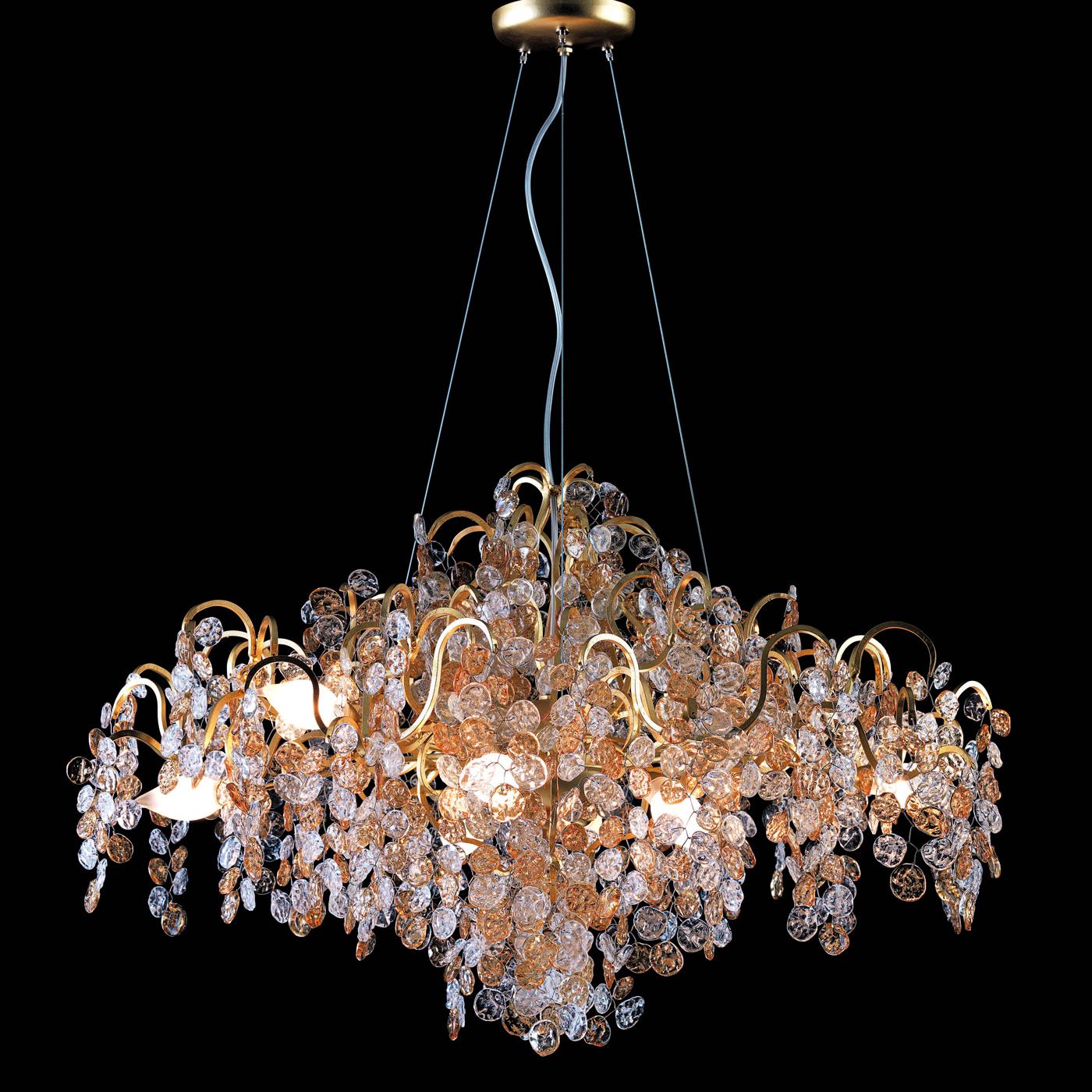 An ornate Cascade of petals in transparent glass and metal covered with gold leaf hangs from sinuous metal elements sharing with them the same, glowing coating. This is the magnificent Silhouette of the Stardust chandelier in its small version. The