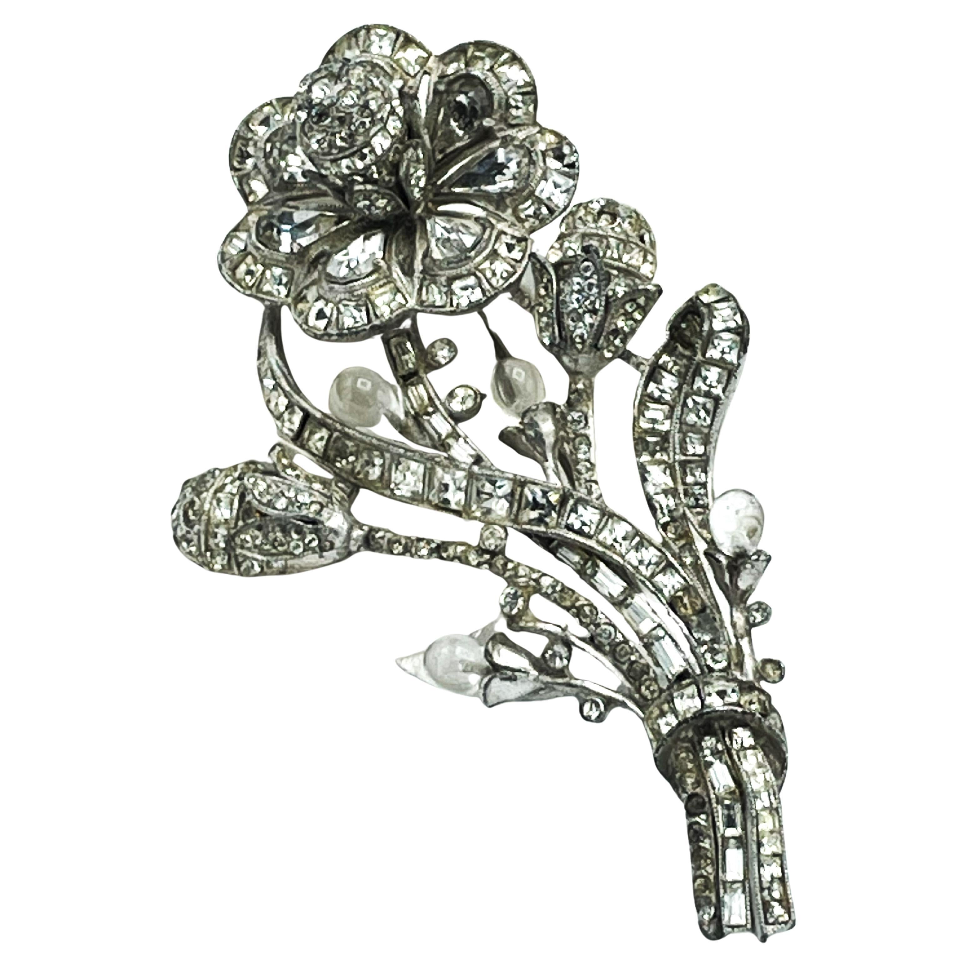 Highly collectible and rare Staret/Novelty Company flower brooch is well thought highly collectible and rare Staret jewelry is will thougt of and sought out by collectors
A flower brooch with various flower buds fully set with cut rhinestones. The
