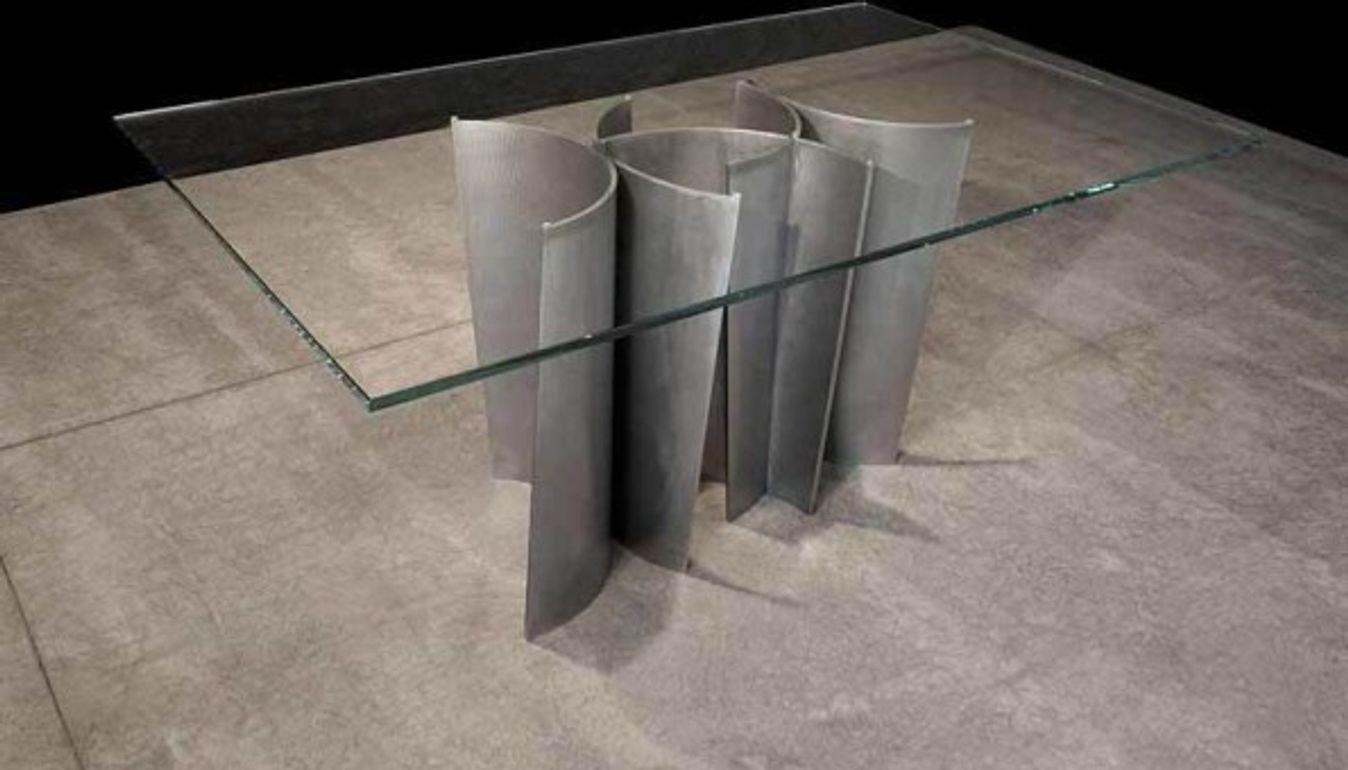 Moderner Esstisch aus Starfire-Glas mit geschwungenen Beinen aus Stahl (21. Jahrhundert und zeitgenössisch) im Angebot