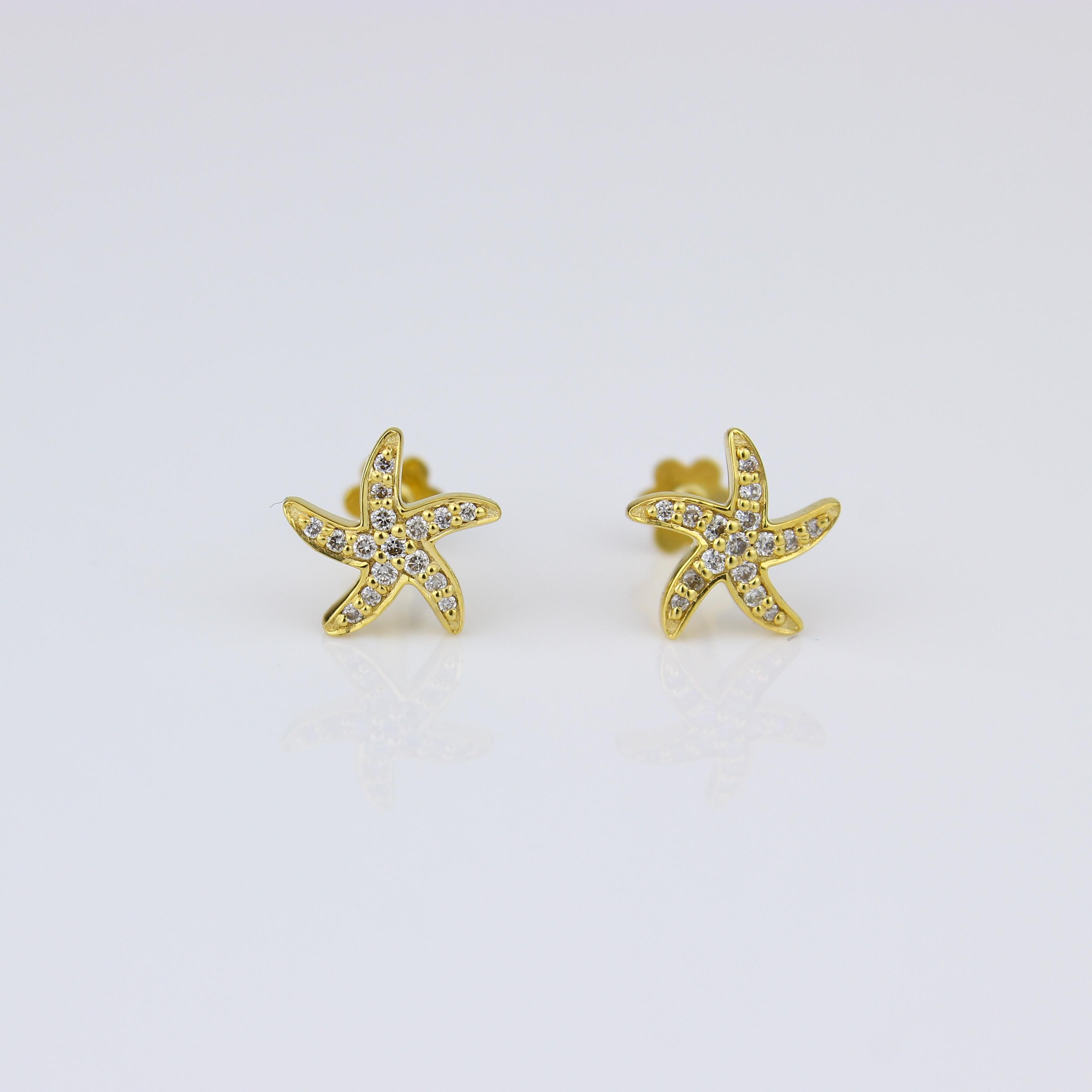 Beauté inspirée de la plage : Boucles d'oreilles étoile de mer en or massif 18 carats, conçues pour les filles (enfants). Ces charmantes boucles d'oreilles présentent de fantasques motifs d'étoiles de mer ornés de délicats diamants, apportant une