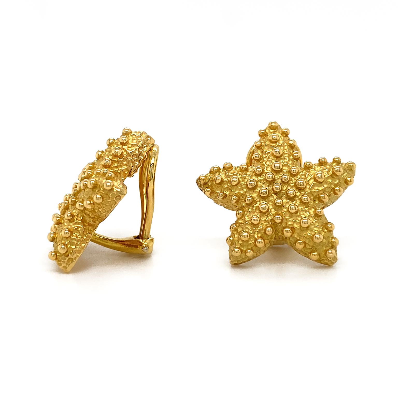 Artisan Boucles d'oreilles à clip en or jaune 18K avec étoile de mer texturée en vente