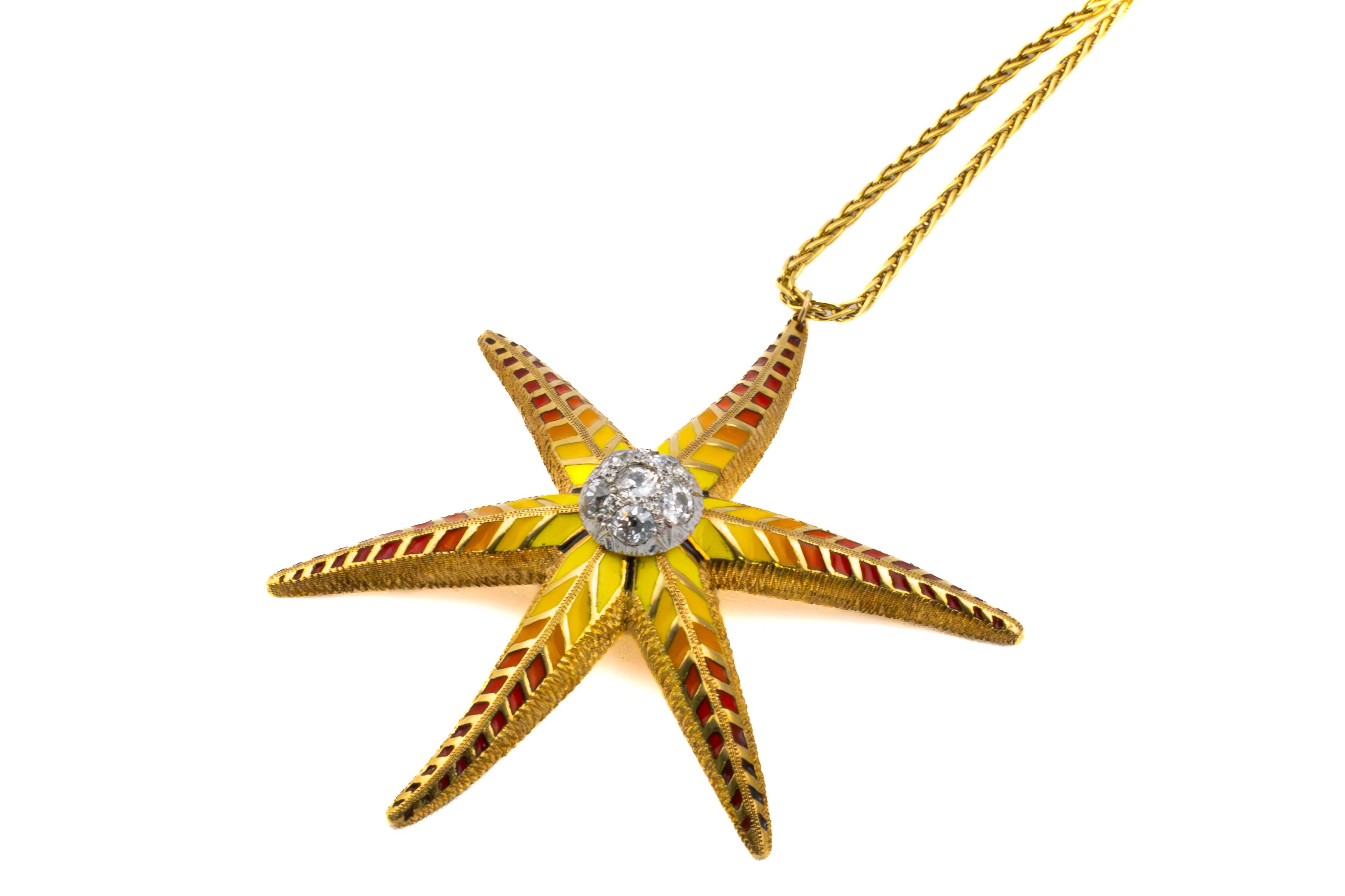 Collier à pendentif émail et diamants avec motif d'étoile de mer

Ce collier à la fois fantaisiste et élégant est orné d'un motif d'étoile de mer dans des tons vibrants d'émail jaune et orange foncé, appliqué de manière complexe en style champlevé