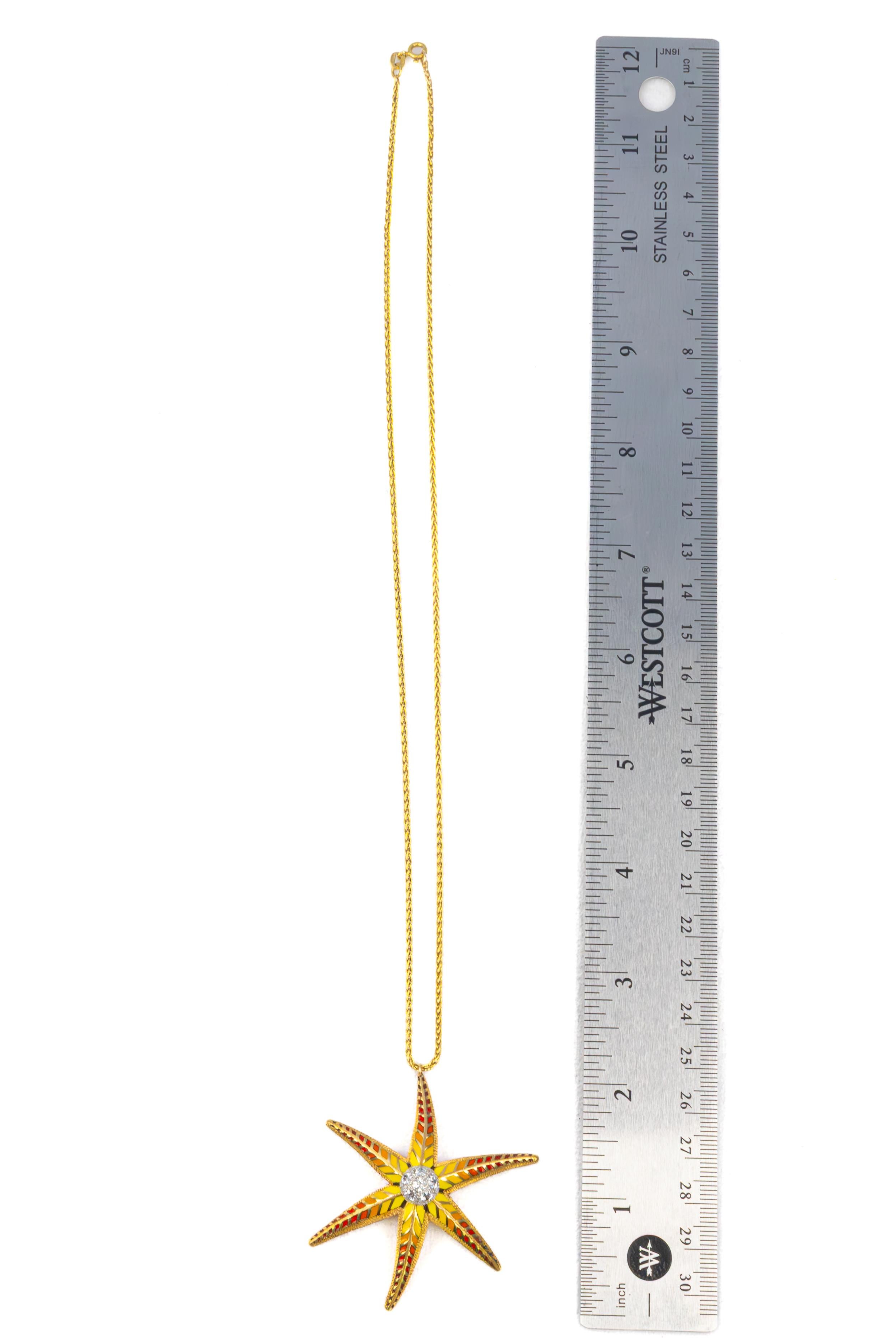 Collier à pendentif émail et diamants avec motif d'étoile de mer Excellent état - En vente à New York, NY