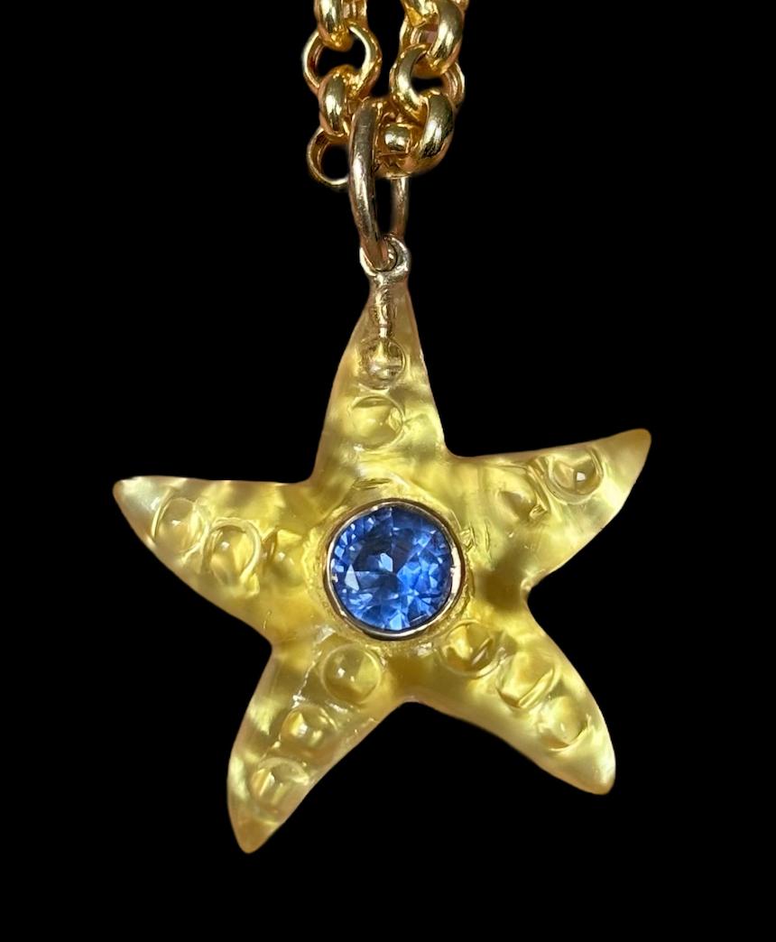 Ciondolo a forma di stella marina

Quarzo limone, madreperla, zaffiro blu, oro 14k

Stella marina di quarzo limone intagliata a mano (25 mm di diametro) con zaffiro blu rotondo centrale di 5 mm, con castone in oro 14k. 

Si tratta di un ciondolo