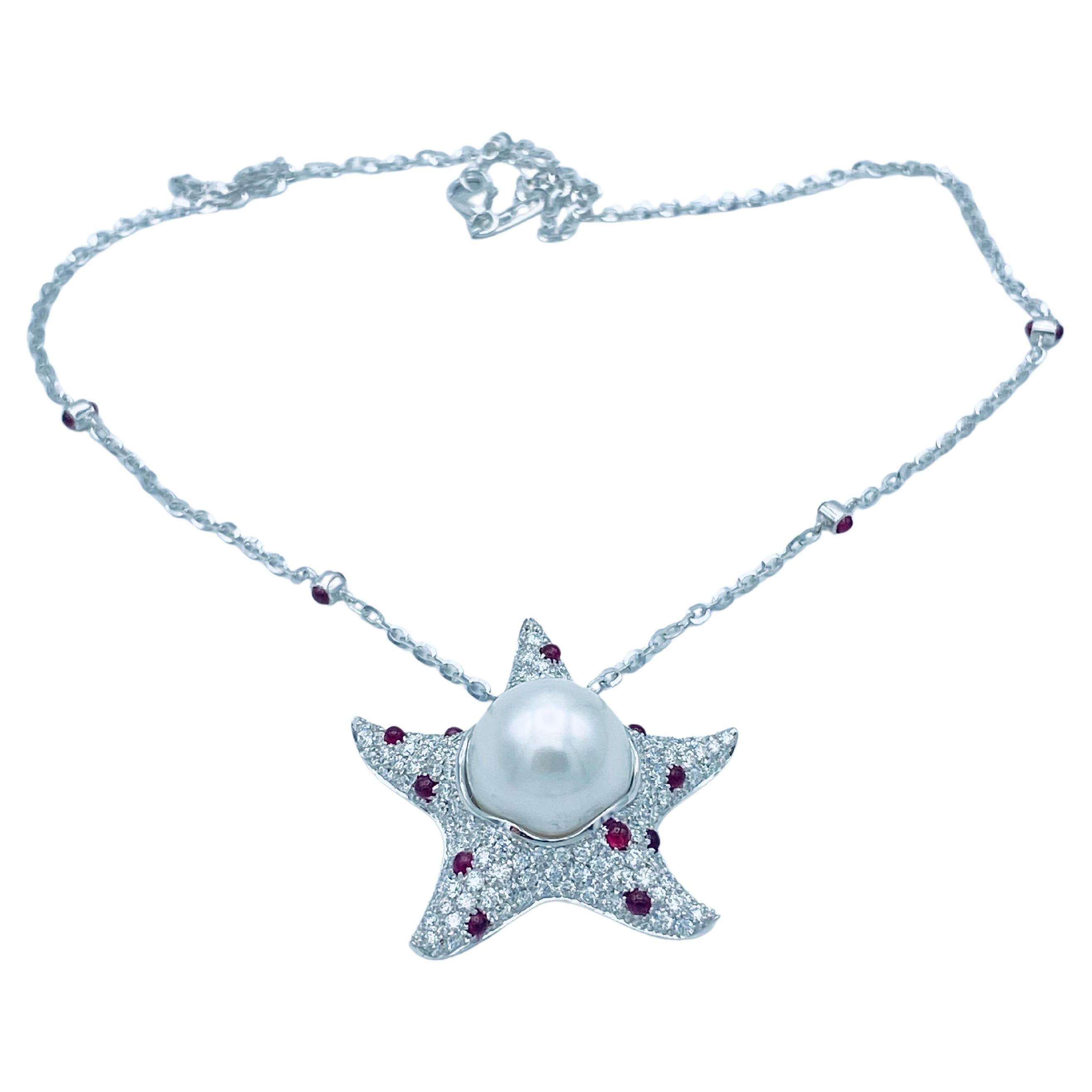 Starfish White Diamond Ruby Australian Pearl 18Kt Gold Pendant/Necklace Made in Italy
This pendant is a starfish covered by many white diamonds, thirteen rubies cabochon cut and an Australian pearl complete the shape giving it lots of volume.
It has