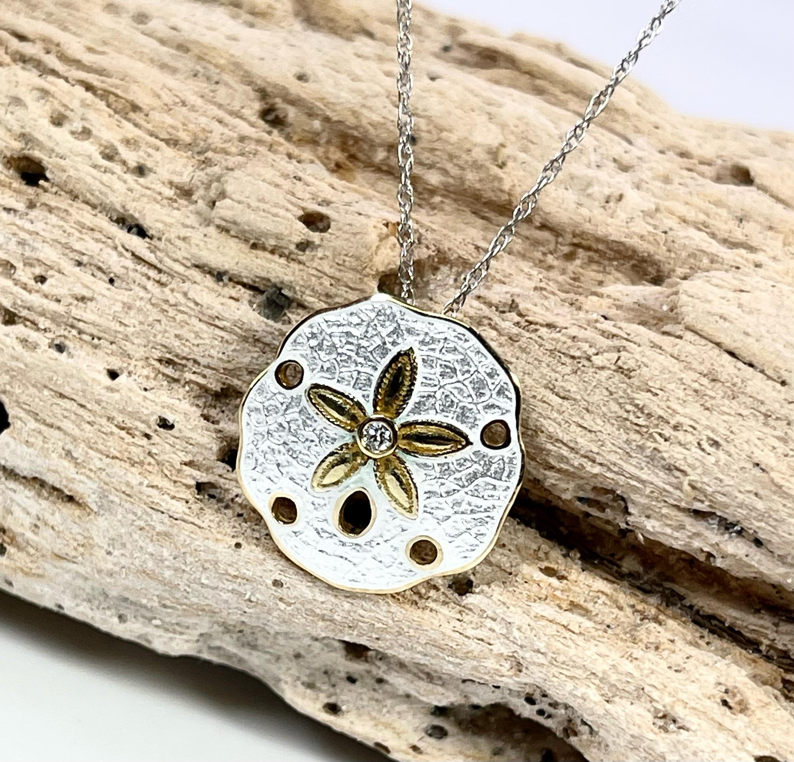 Contemporaneo Ciondolo con smalto vitreo bianco e diamanti a forma di stella marina in oro 18 carati in vendita