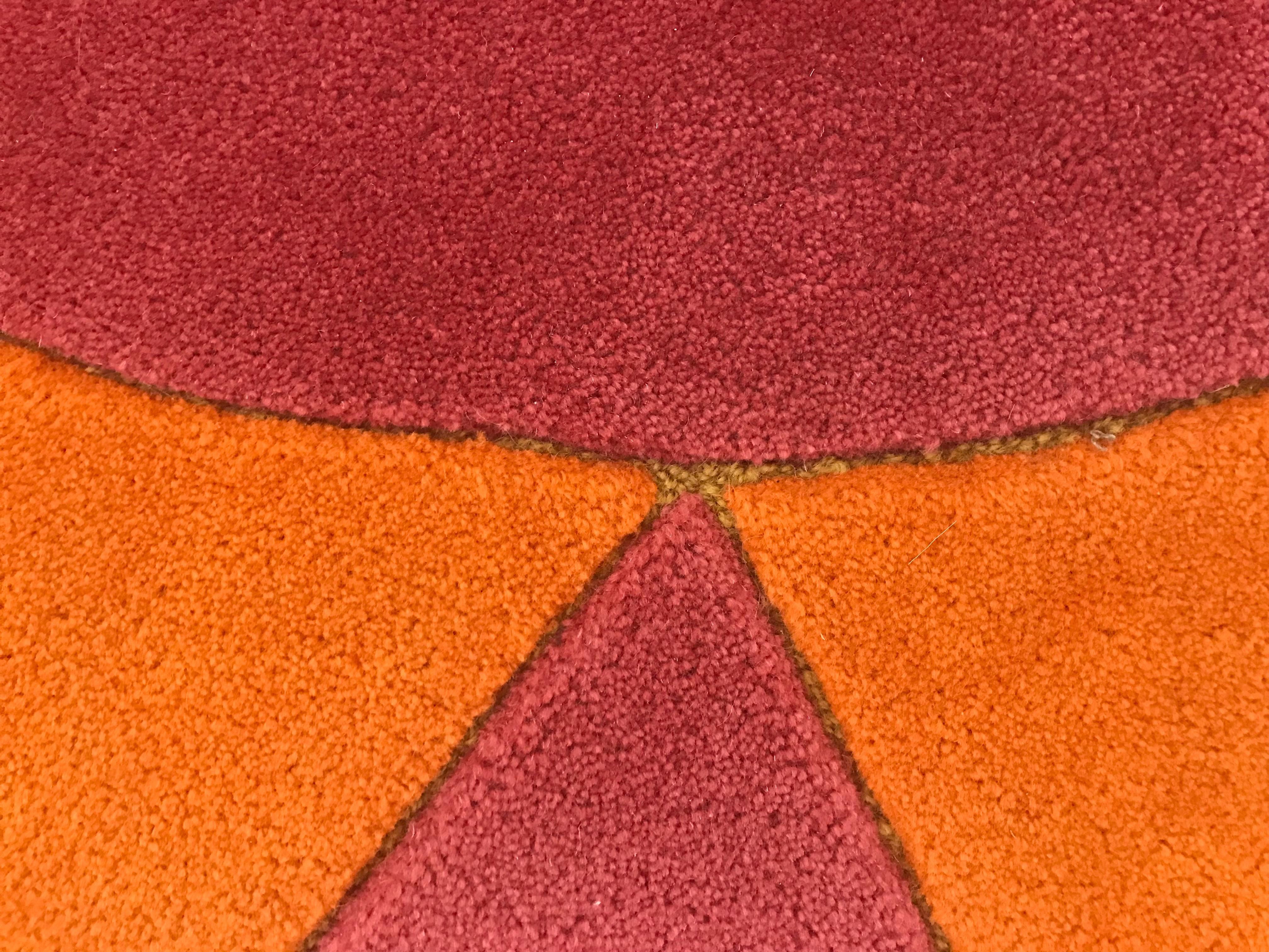 Pink and Orange Sun 'Stargaze' Handtufted Wool Children's Rug by Groundplans (Moderne) im Angebot