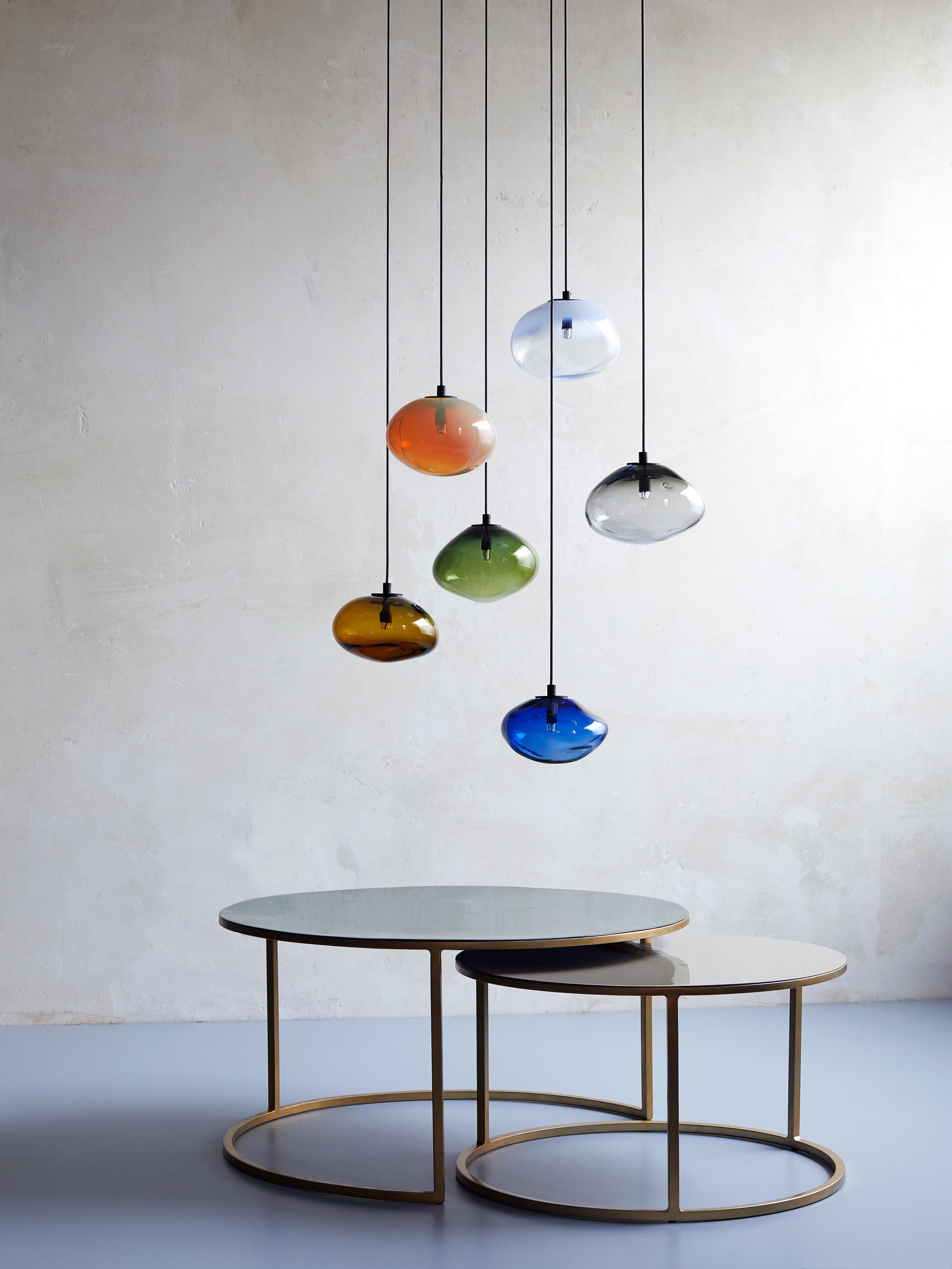 Solitarie o in costellazione, queste luci creano concetti luminosi individuali e si associano alle costellazioni stellari. 
Ogni pezzo di vetro porta il nome di una stella o di un pianeta. 
Esistono lampade a sospensione, da terra, da appoggio e