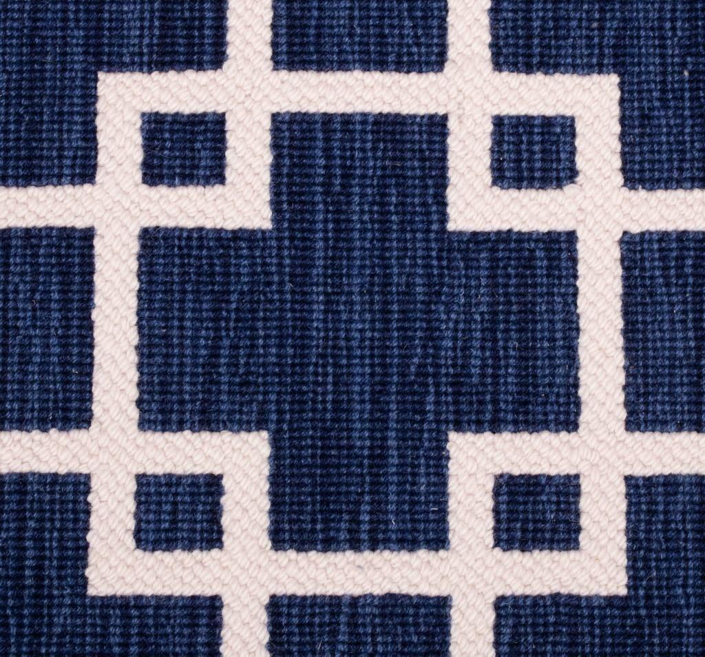 Blauer und weißer geometrischer Teppich mit Streifen im Angebot 6