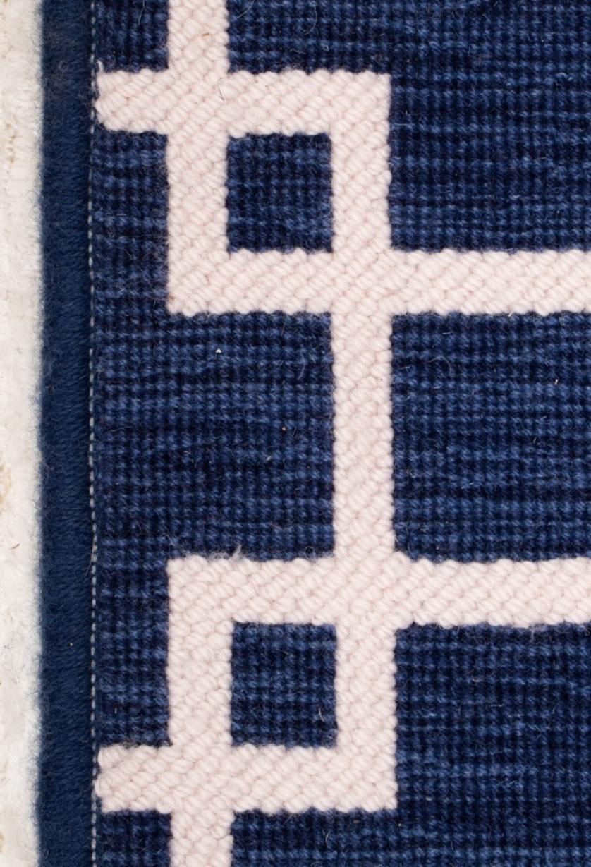 Blauer und weißer geometrischer Teppich mit Streifen (Moderne) im Angebot