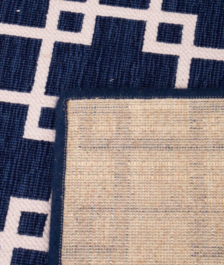 Blauer und weißer geometrischer Teppich mit Streifen (Wolle) im Angebot