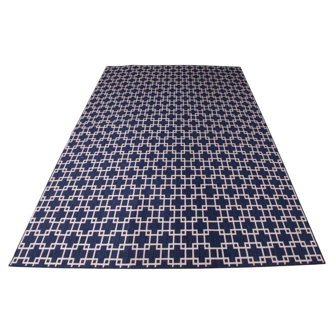 Blauer und weißer geometrischer Teppich mit Streifen im Angebot
