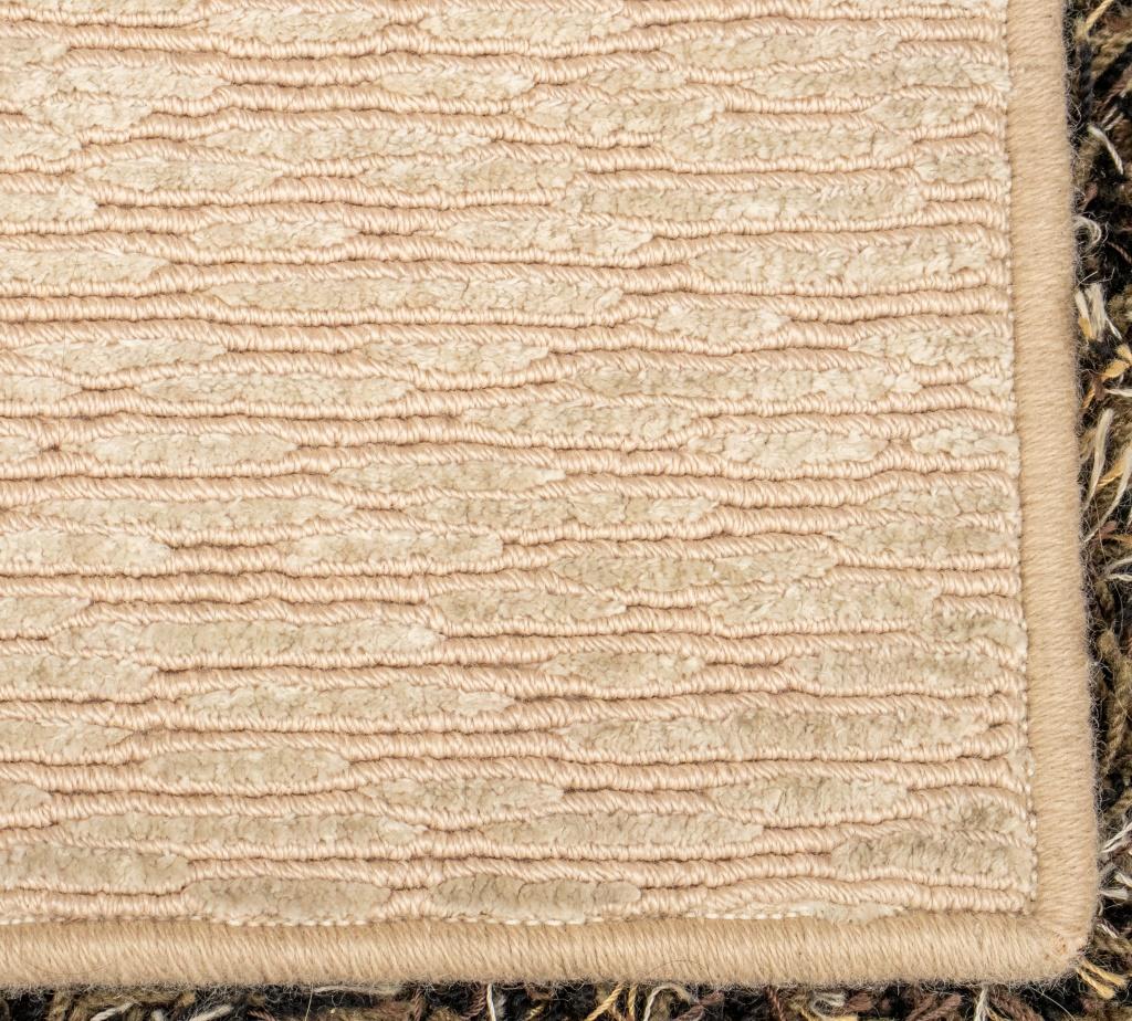 Tapis moderne en laine rayée crème de Label, étiquette en dessous. 7' L x 5' W. (84