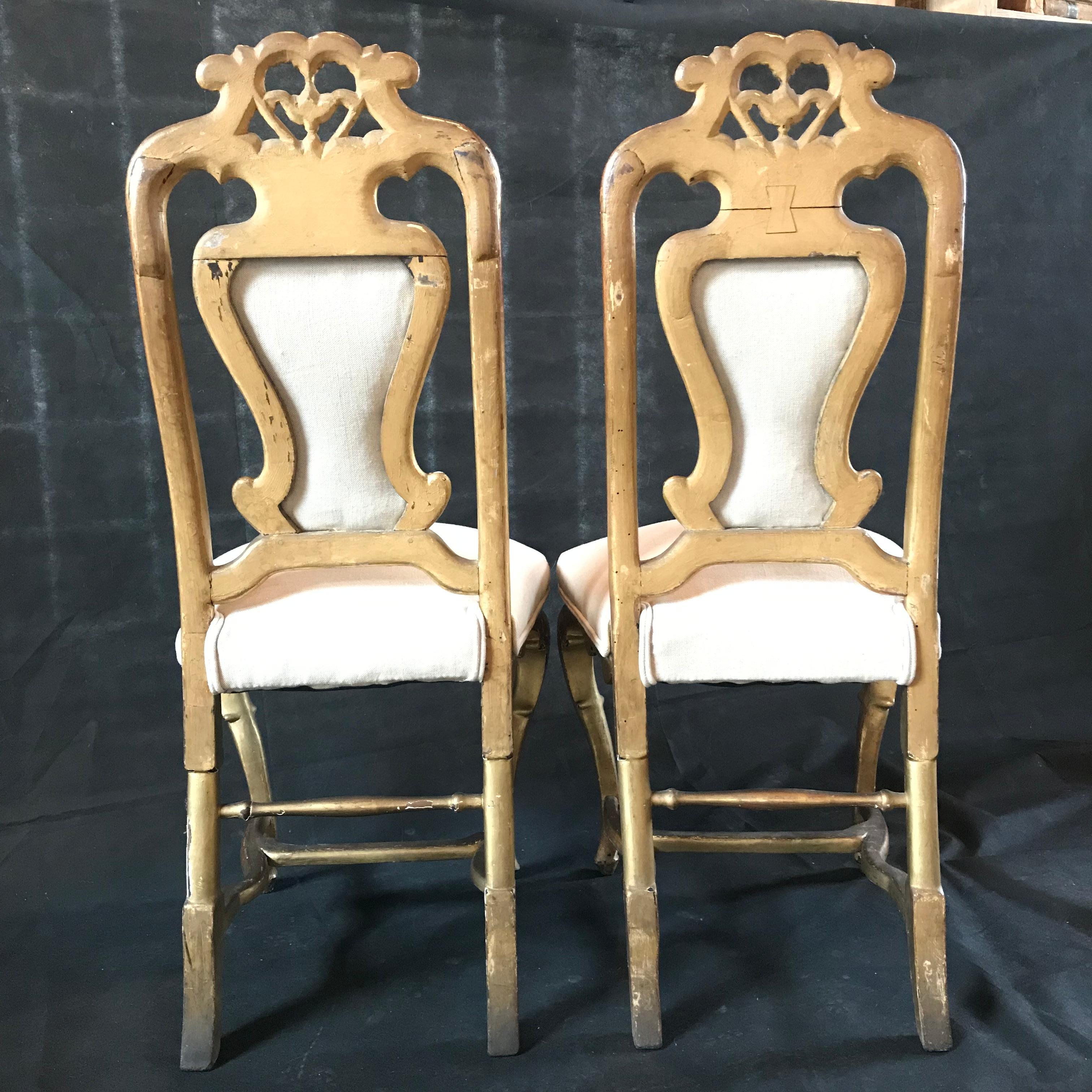 
Jolie paire de chaises françaises achetées dans le sud de la France avec une peinture dorée d'origine vraiment étonnante du 19ème siècle. Les chaises ont été récemment retapissées avec un mélange neutre de coton et de lin de haute qualité. 
#5229
