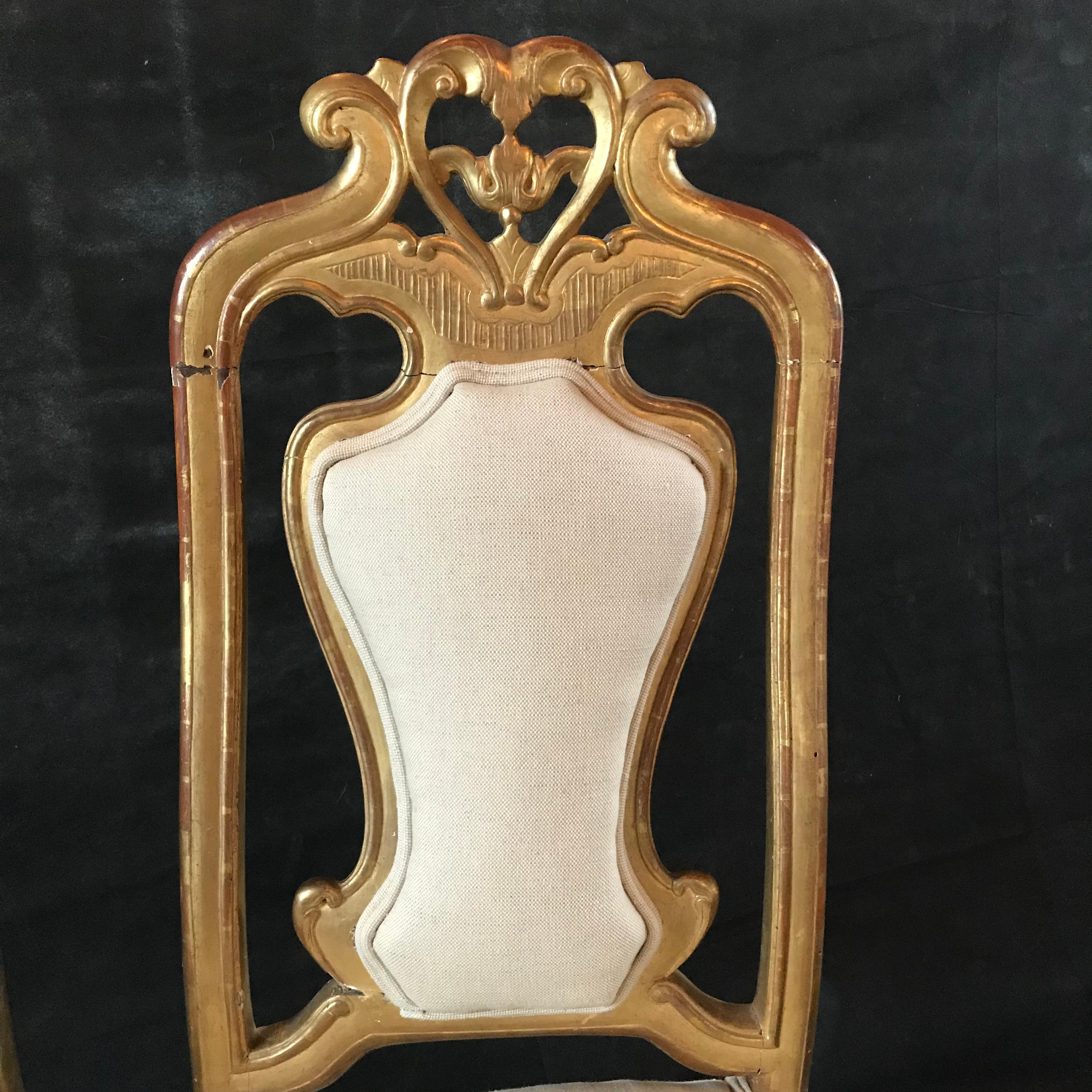 Louis XVI Élégante paire de chaises françaises du 19ème siècle avec toutes les dorures d'origine en or en vente