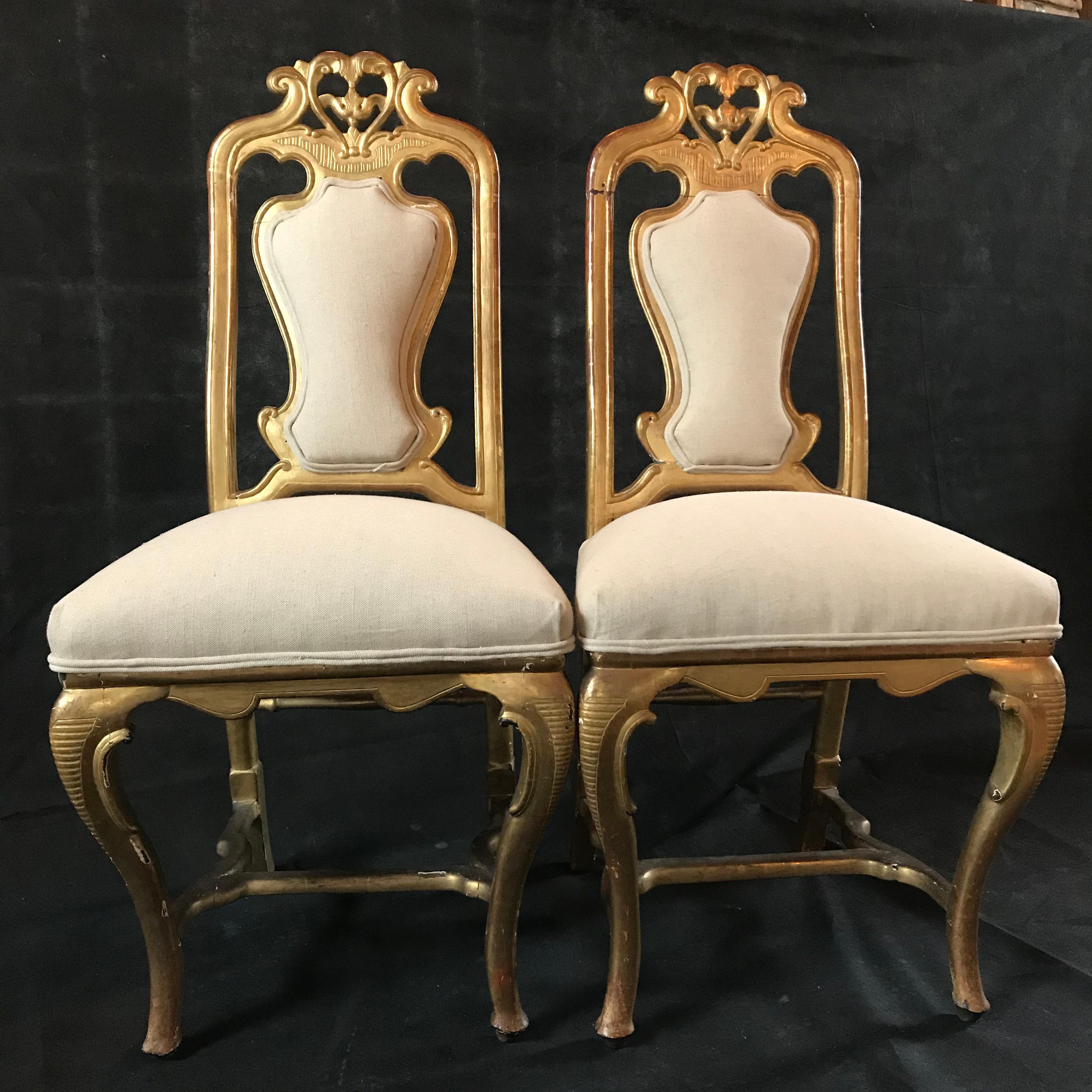 Bois doré Élégante paire de chaises françaises du 19ème siècle avec toutes les dorures d'origine en or en vente