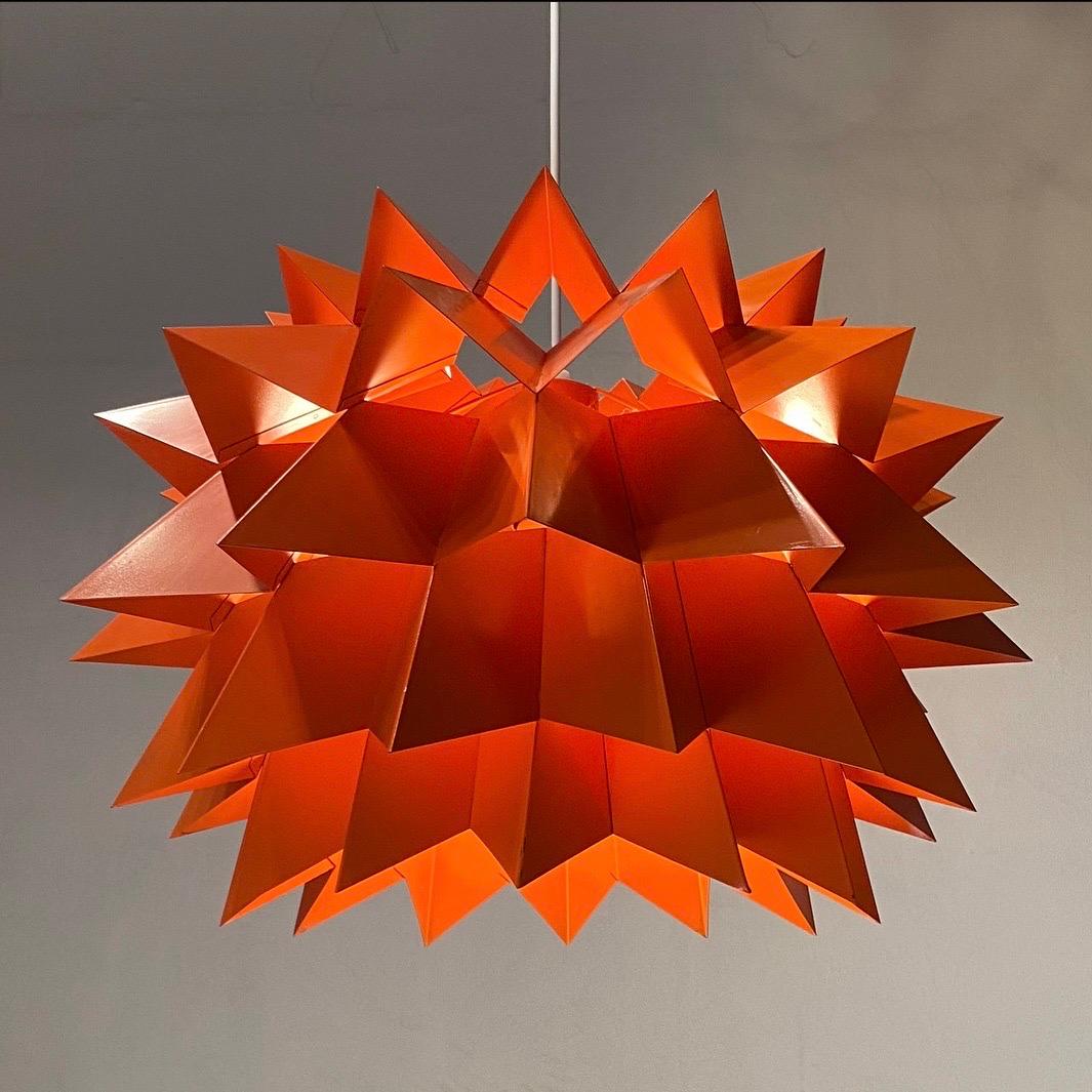 Presenting the iconic Starlight or Sydney light by Anton Fogh Holm and Alfred Andersen for Nordisk Solar Compagni, Denmark 1968.

The high quality built Scandinavian design light gives an amazing light effect from the spiky shades - a stunning and