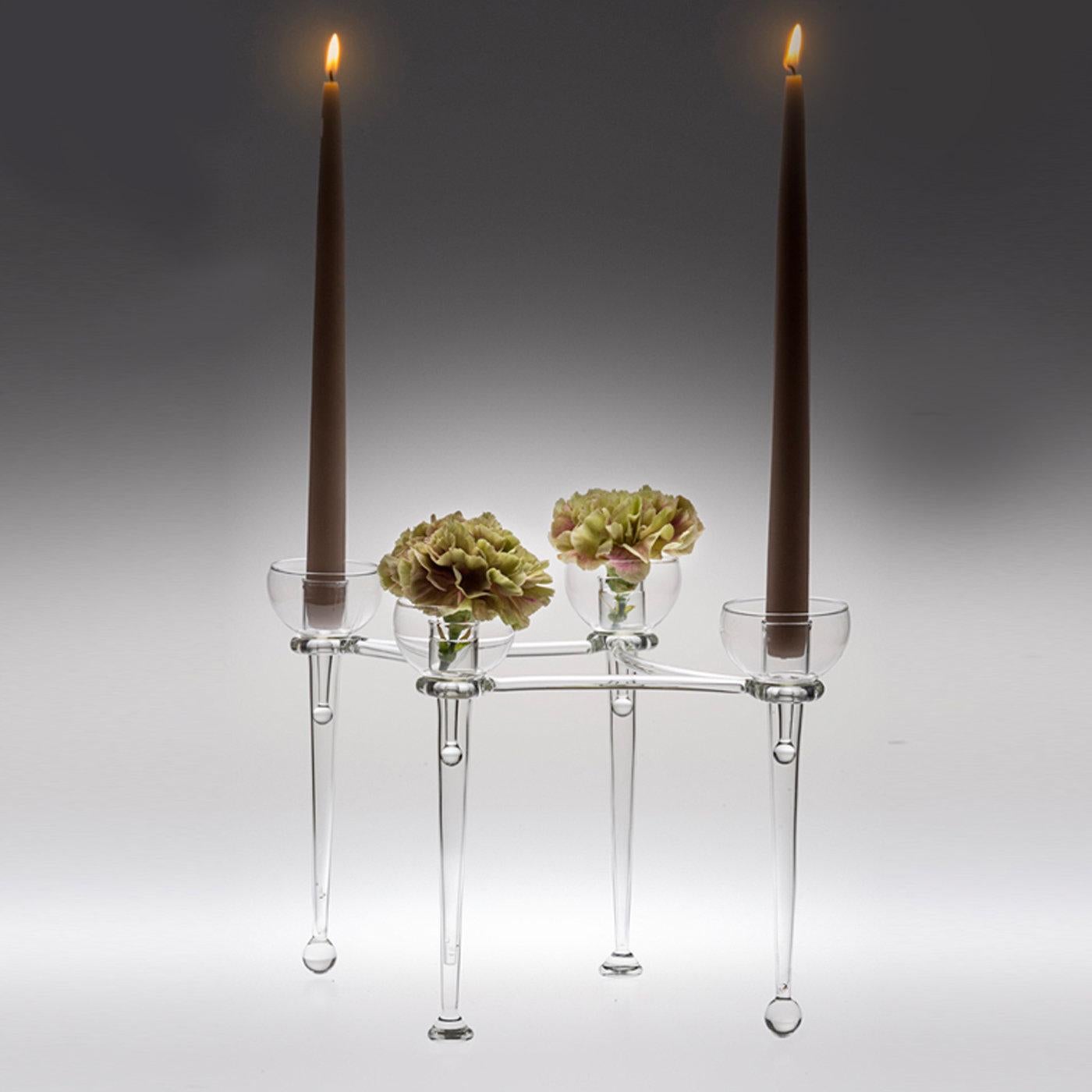 Vier durchsichtige Glasschalen, die sich harmonisch zu einer raffinierten Ästhetik verbinden, wie sie von Catherine Urban entworfen wurde. Die in Venedig handgefertigten Tassen verfügen über einen Behälter für Kerzen oder Blumen.