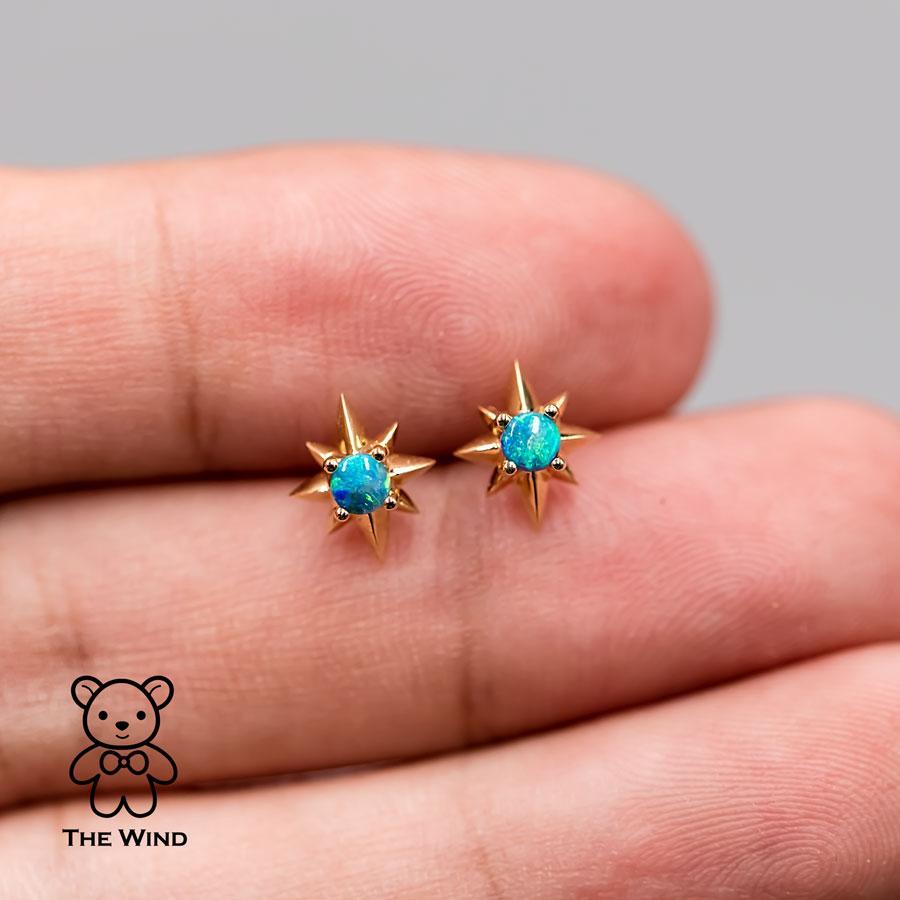 Taglio brillante Starry Design/One australiano solido Orecchini con perno in oro giallo 18 carati in vendita