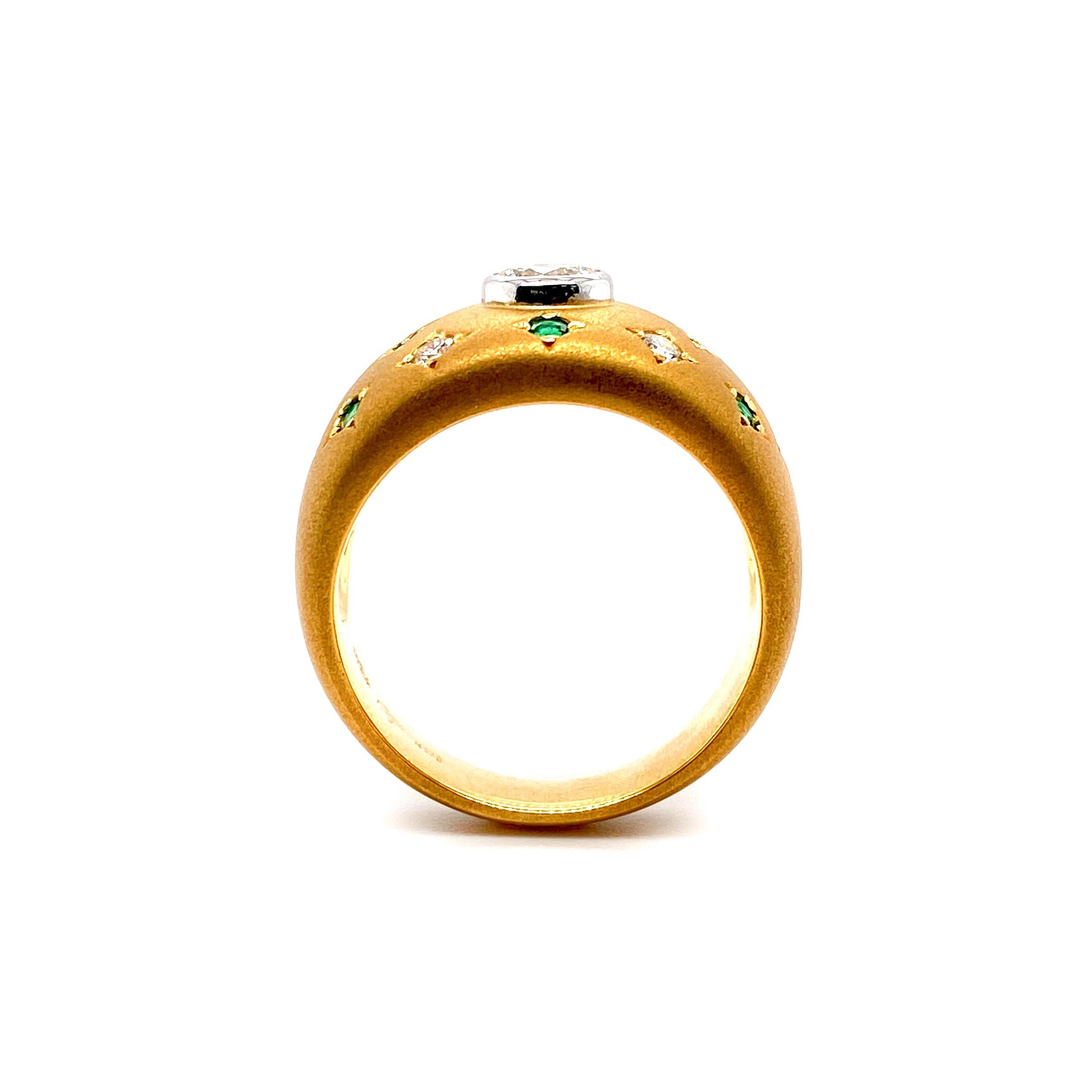 Starry Diamond and Emerald Artisanal Dome Ring in 18 Karat Gold In New Condition In Hong Kong, HK