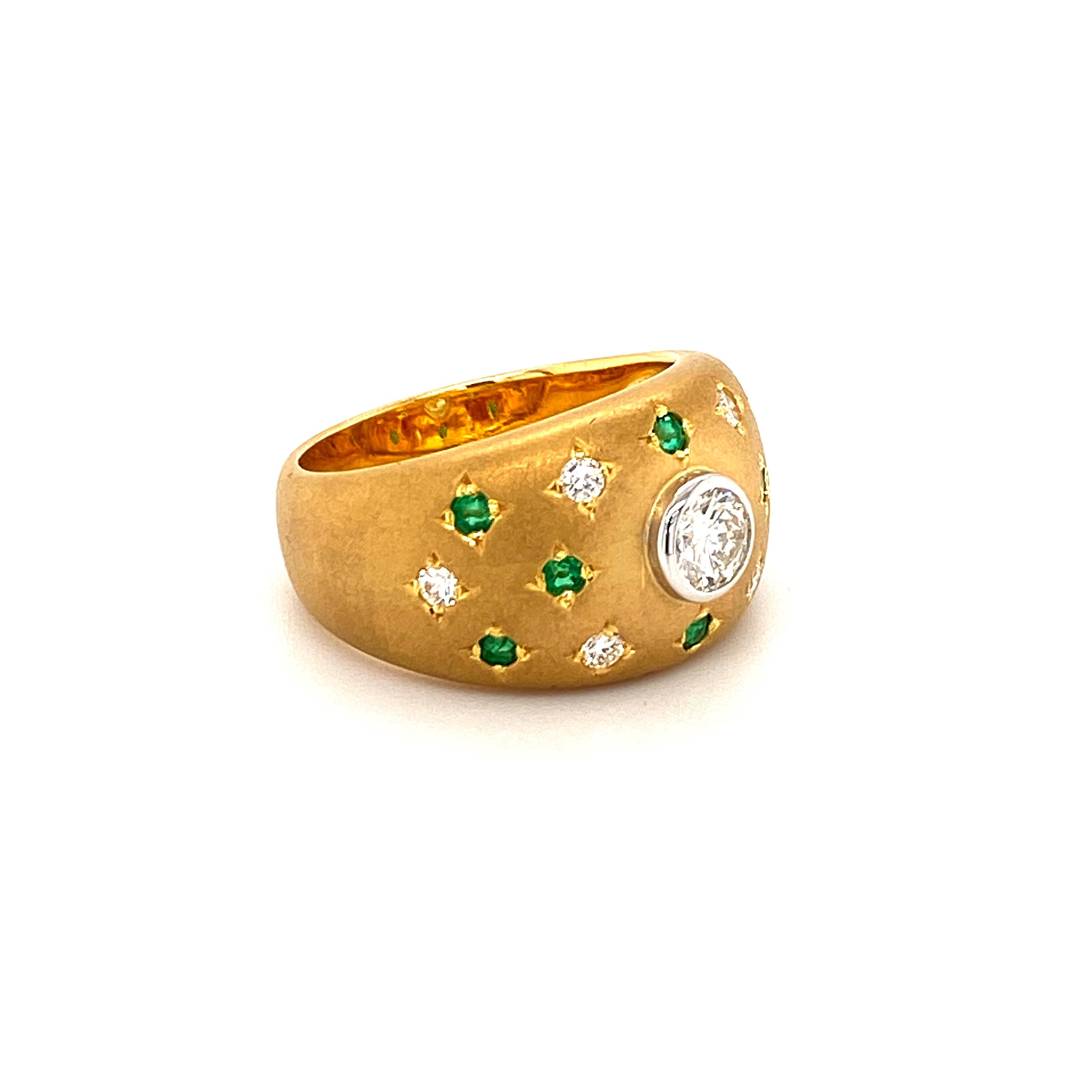 Retro Starry Diamond and Emerald Band Ring in 18 Karat Gold with Vintage Matte Finish