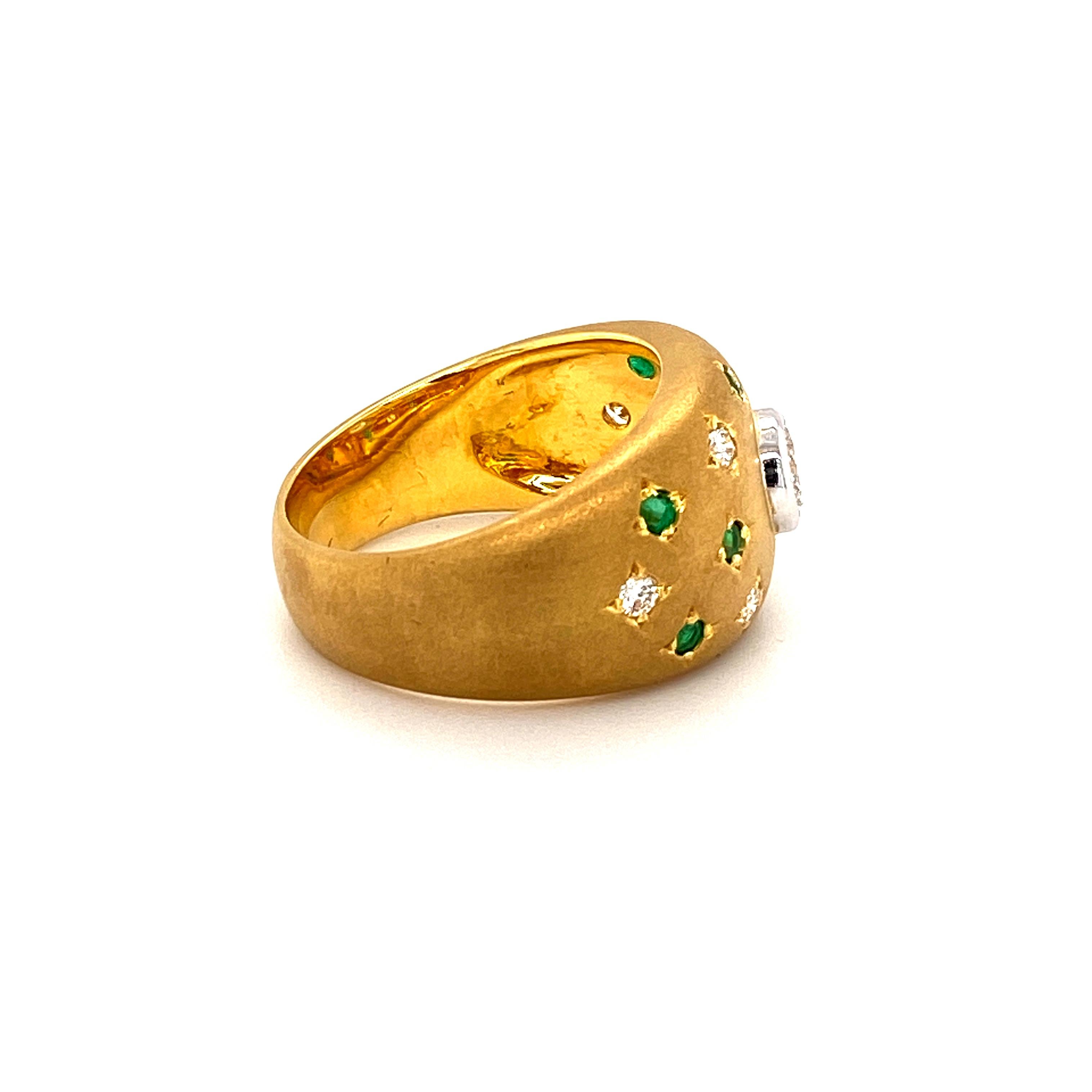 Round Cut Starry Diamond and Emerald Band Ring in 18 Karat Gold with Vintage Matte Finish