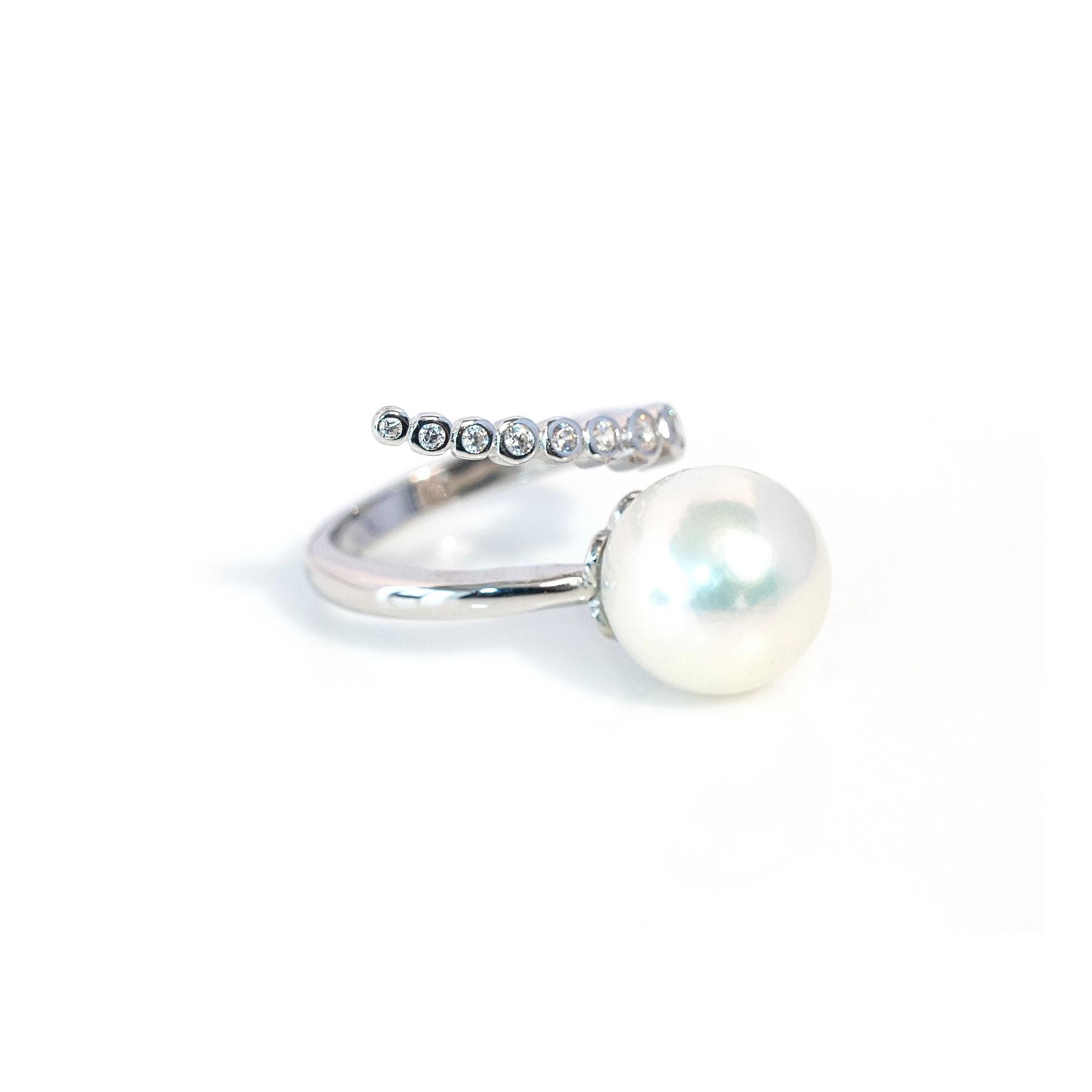 Élevez votre style avec notre exquise bague ouverte de créateur, véritable incarnation de la sophistication et de l'élégance. Cette magnifique bague est ornée d'une perle d'eau douce lustrée et d'une ligne courbe de diamants en zircon cubique