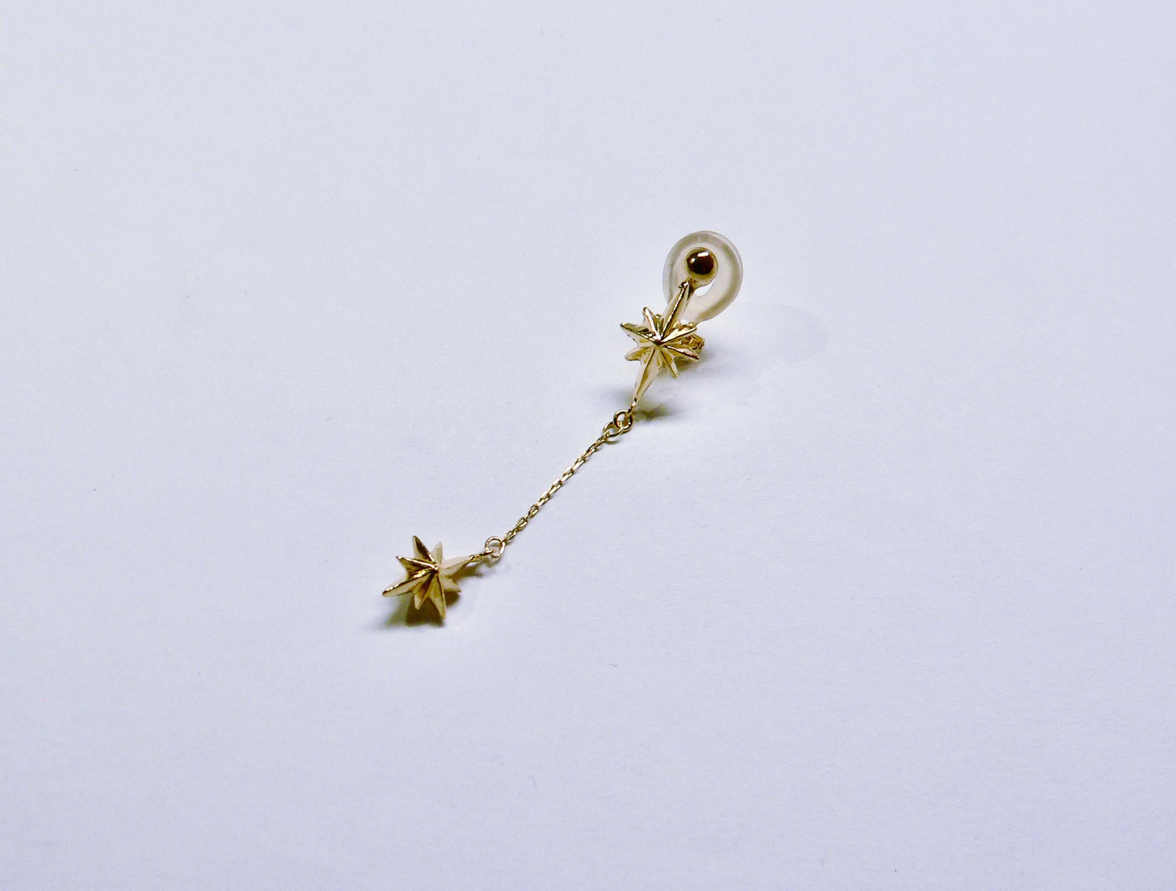 Star in the night sky with the twinkling star..

This single clip on earring is made of Sterling Silver with 18 Karat gold plated as one of the Night Collection. 

The size is about 51mm length, 10mm width, 12mm depth and 2grams of this item.