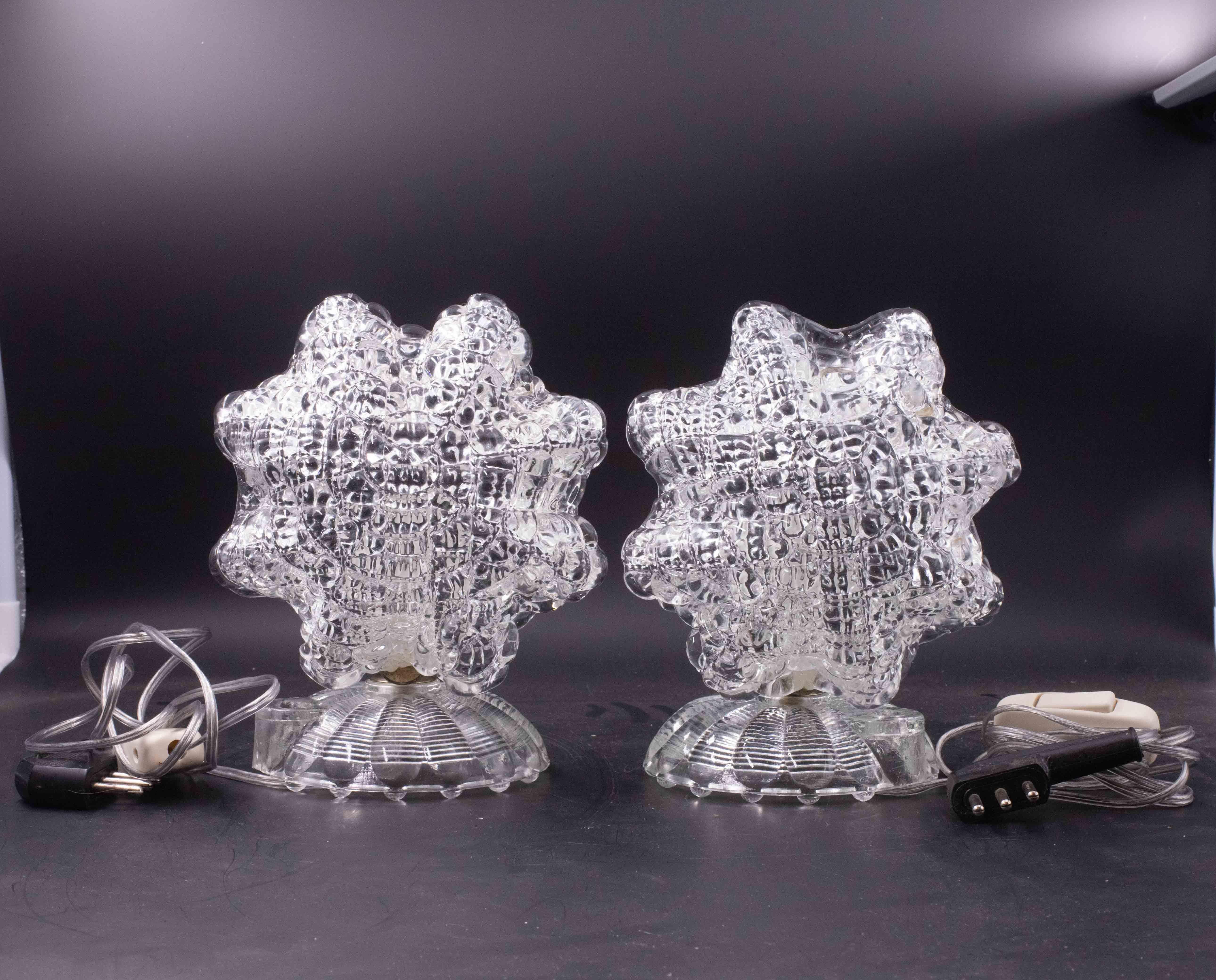 Wunderschöner Satz von 2 Murano-Glas-Tischlampen, die den Glashütten Barovier und Toso zugeschrieben werden und die Form eines Sterns haben.

Art-Déco-Stil.

Zeitraum: ca. 1940.

Das Messing der Lampe wurde von einem Fachmann komplett poliert und