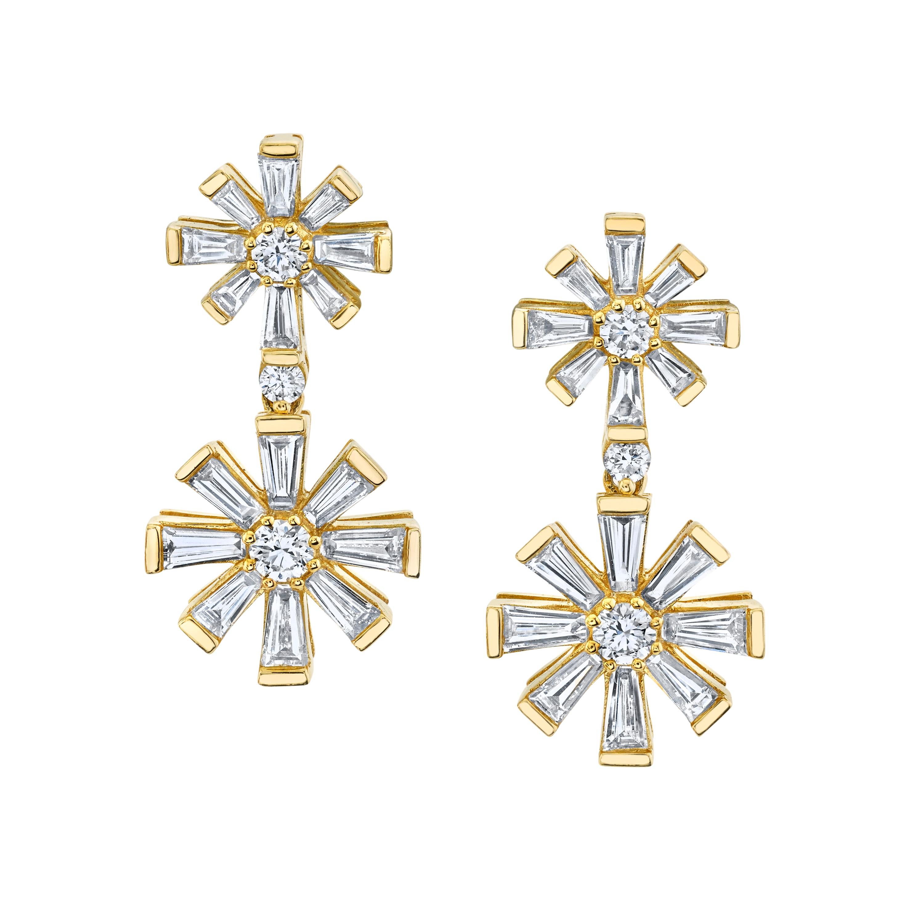 Diese Tropfenohrringe sind mit einem wunderschönen Arrangement aus weißen Diamanten im Rund- und Baguetteschliff in 18 Karat Gelbgold gefasst! Sie sehen aus wie funkelnde Sterne oder sogar Schneeflocken und bringen Sie in Feierlaune. Diese von