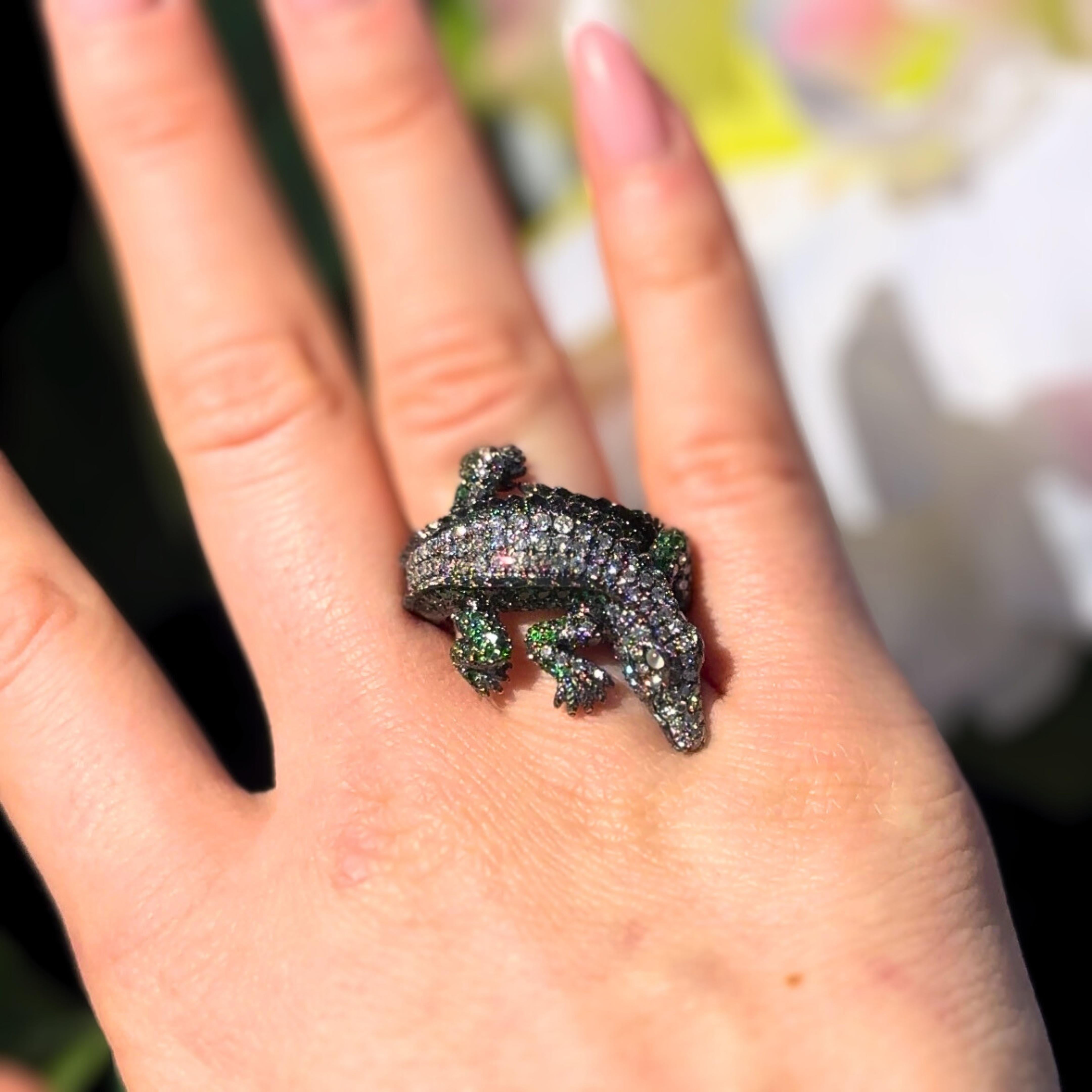 Startling Crocodile Diamond Tsavorite Yellow gold 18K Exclusive Ring In New Condition For Sale In Genève, GE