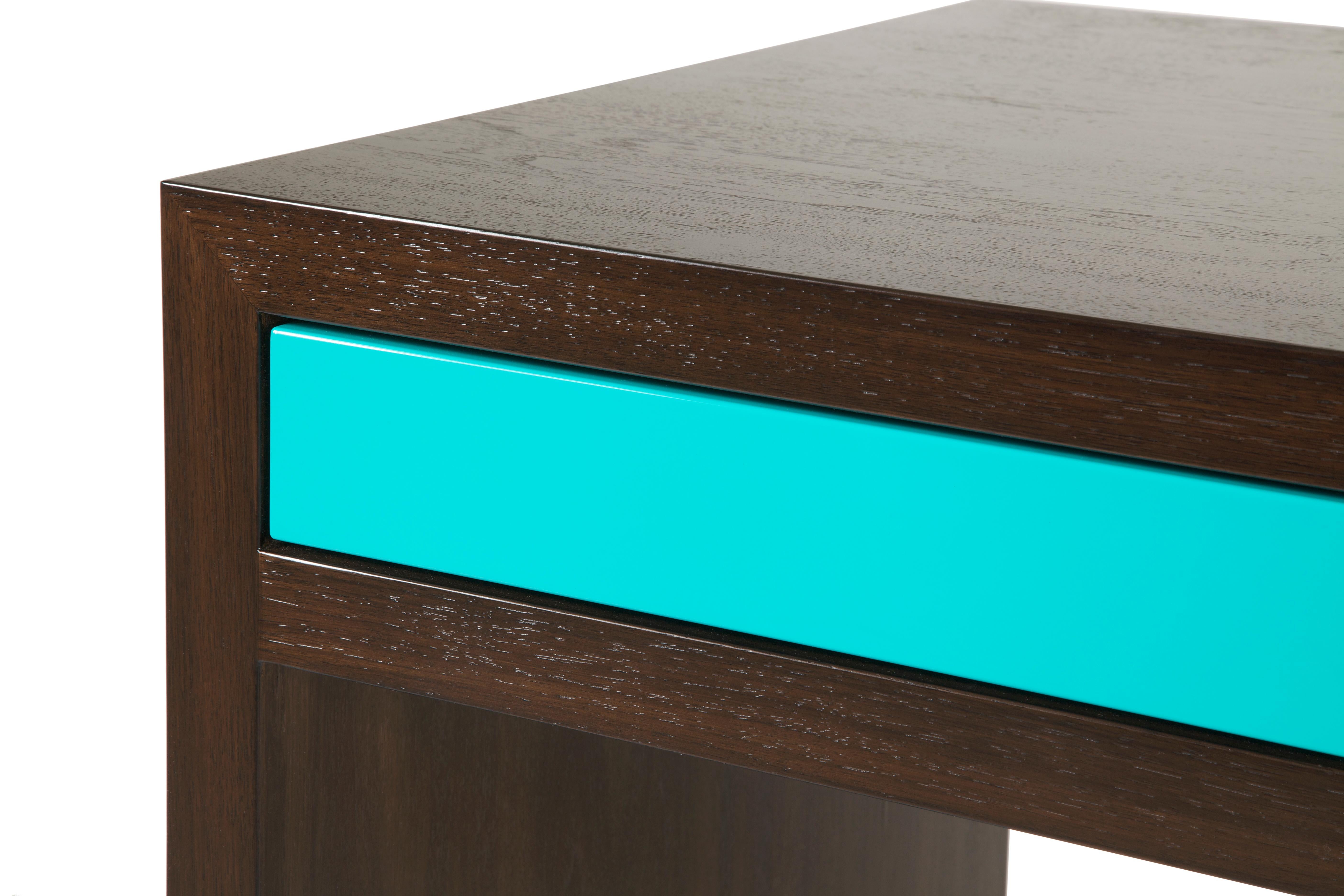 Der Stash-Schreibtisch, ein Traum für Minimalisten, ist eine perfekte Kombination aus tiefem, sattem Walnussholz mit einem Hauch von Farbe. Sein schlankes und klares Profil ist ideal für kleine Räume. Die drei Schubladen sind mit