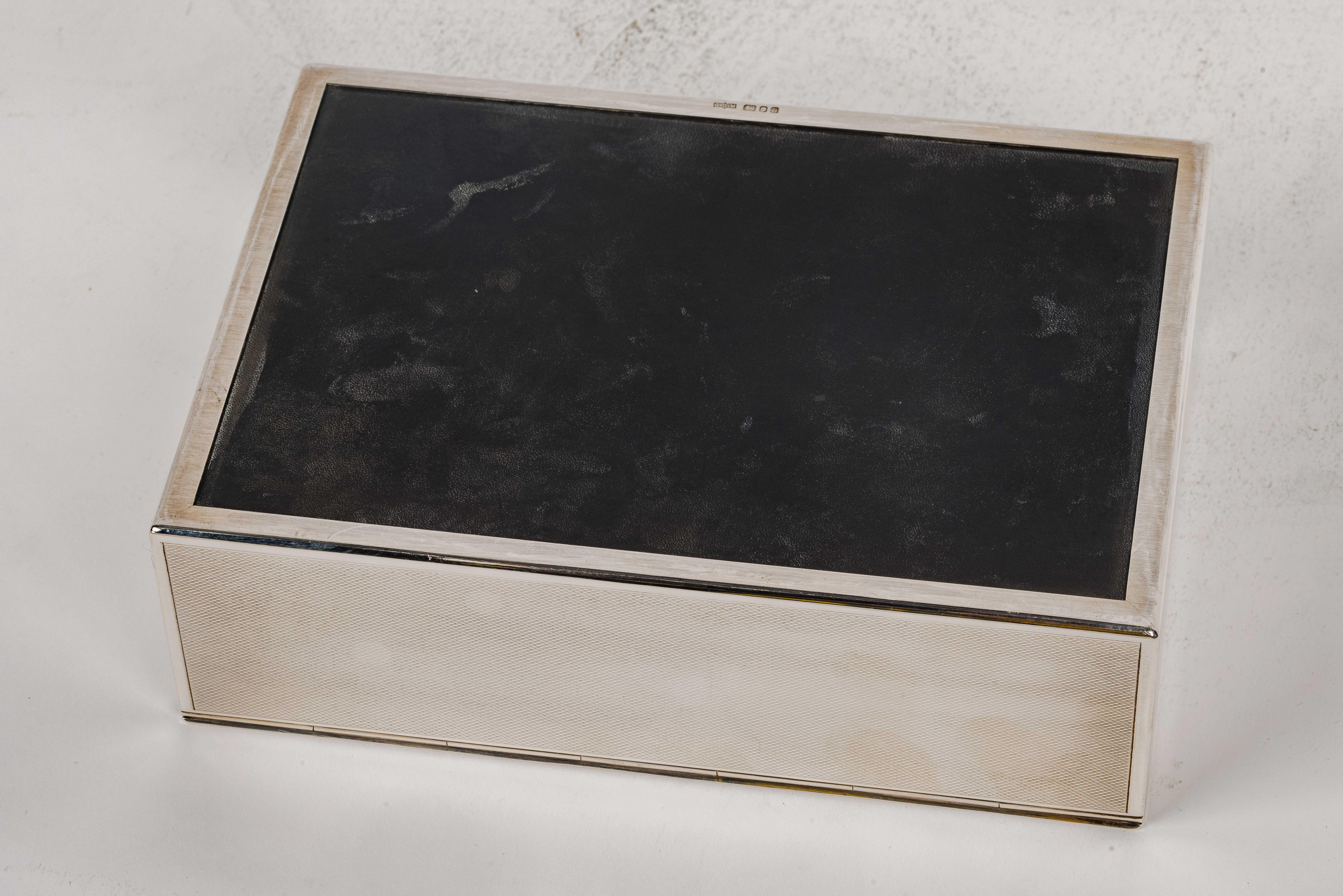 Estado de Qatar y Grant Macdonald, una rara caja humidificadora de plata en venta 8