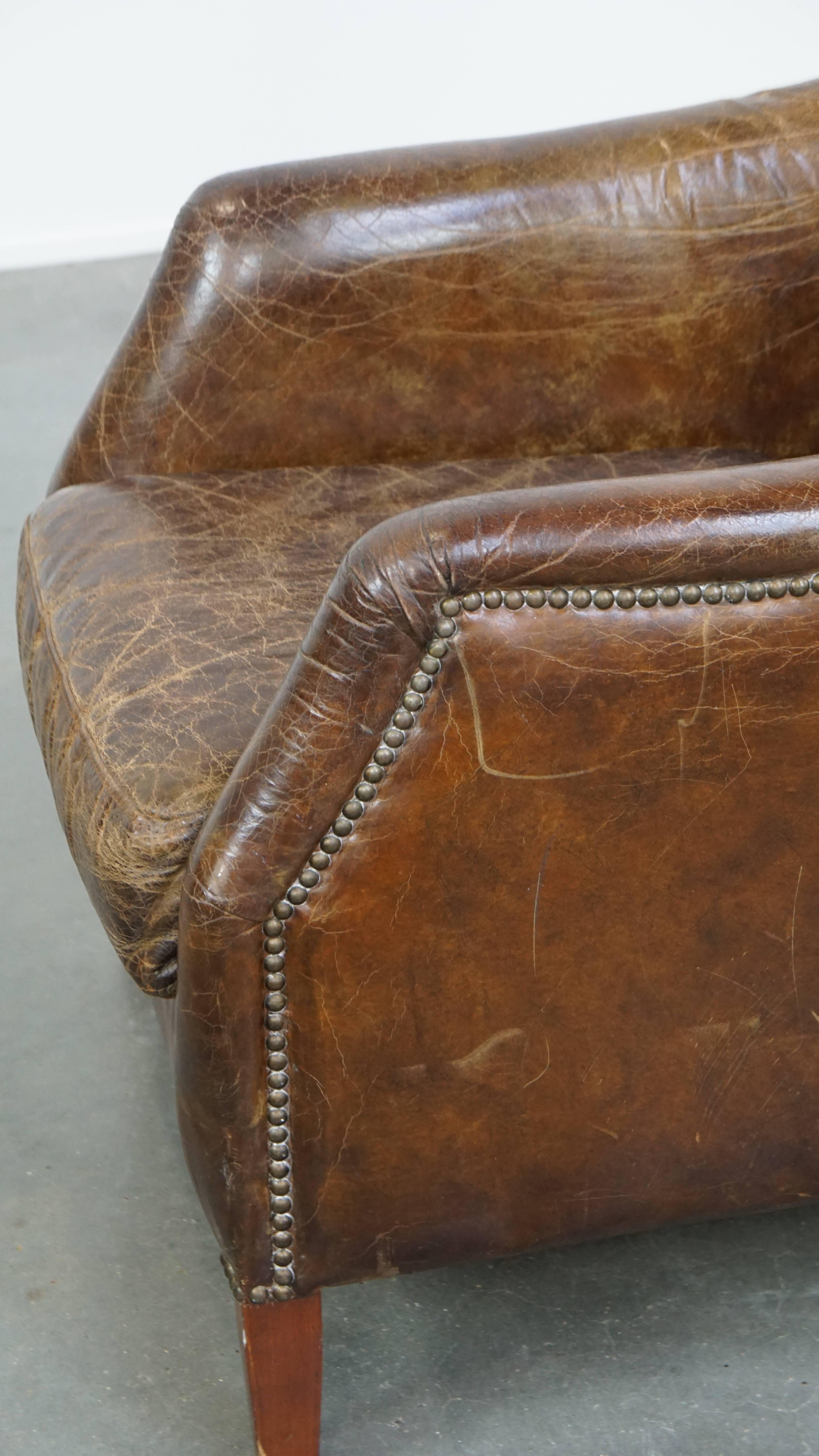 Stately and comfortable grained cowhide armchair with a timeless design For Sale 8