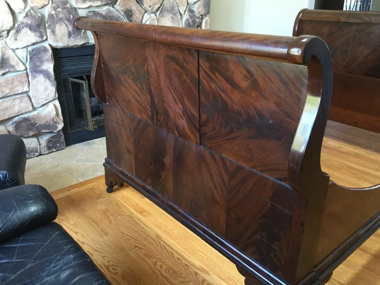 Stately Antique English Full Size Flame Mahogany Sleigh Bed Daybed In Good Condition In Hopewell, NJ