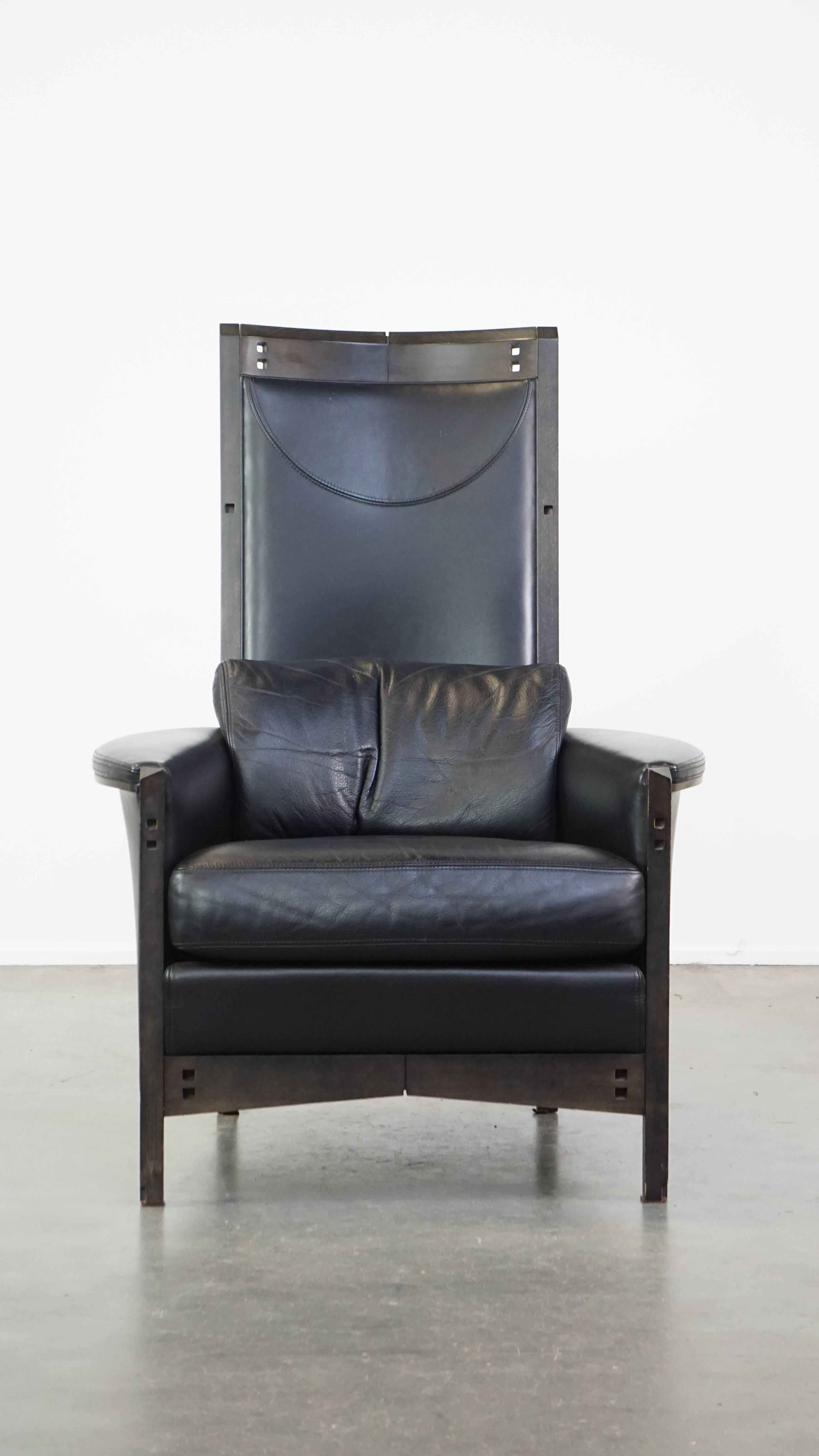 Dieser atemberaubende Design-Ledersessel von Giorgetti ist mit seinem herrschaftlichen und zeitlosen Design ein wahrer Augenschmaus. Er kann sowohl in modernen als auch in klassischen Innenräumen eine hervorragende Ergänzung sein. Der Sessel ist mit