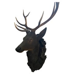 Monture majestueuse de cerf en bois sculpté de la Forêt-Noire avec grand ensemble de bois de cerfs