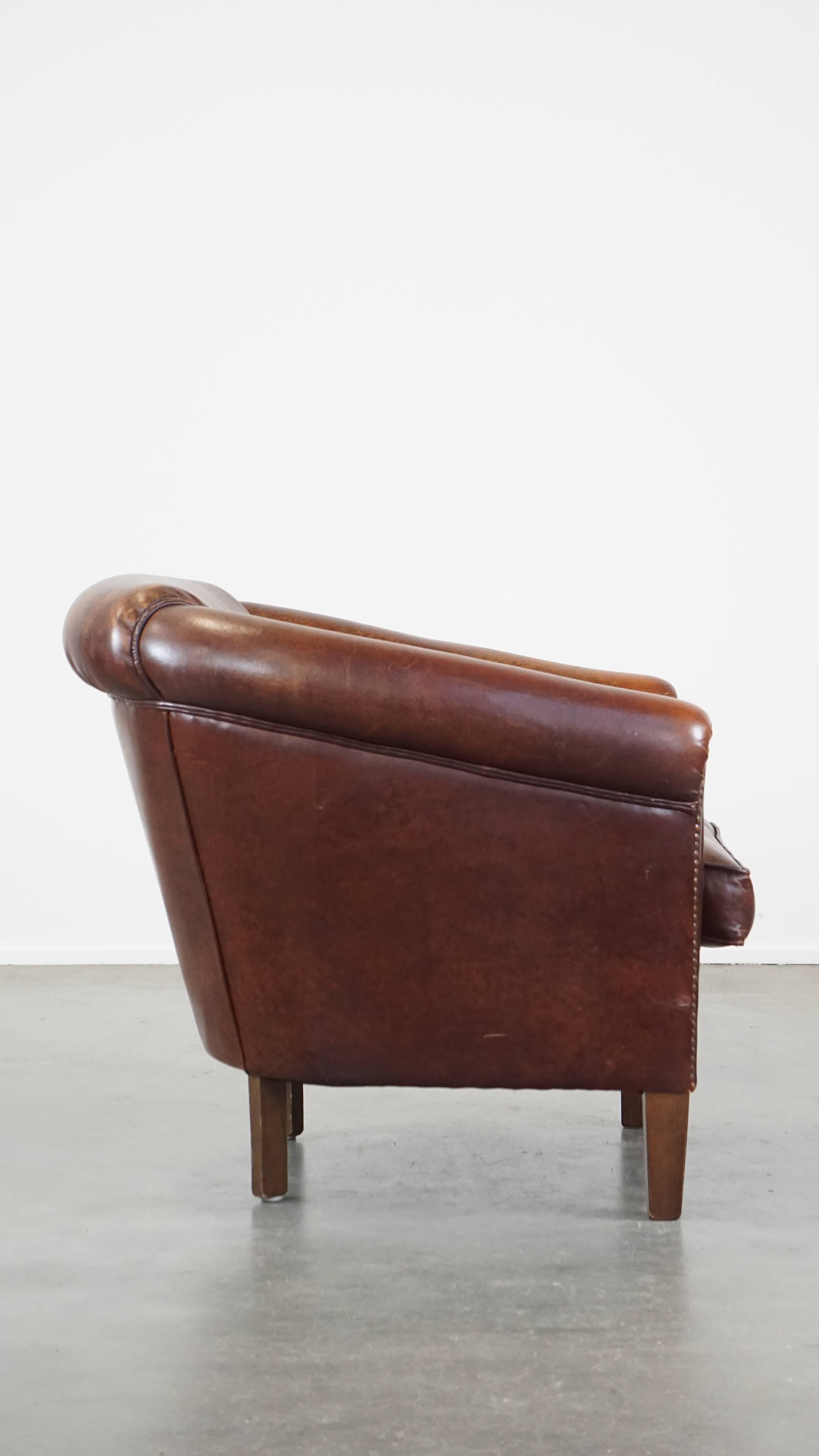 This wonderful sheepskin club armchair radiates a sense of dignity and luxury, partly thanks to its deep color. On top of that, it is correctly finished with decorative nails, giving it a touch of elegance. This club armchair features a removable
