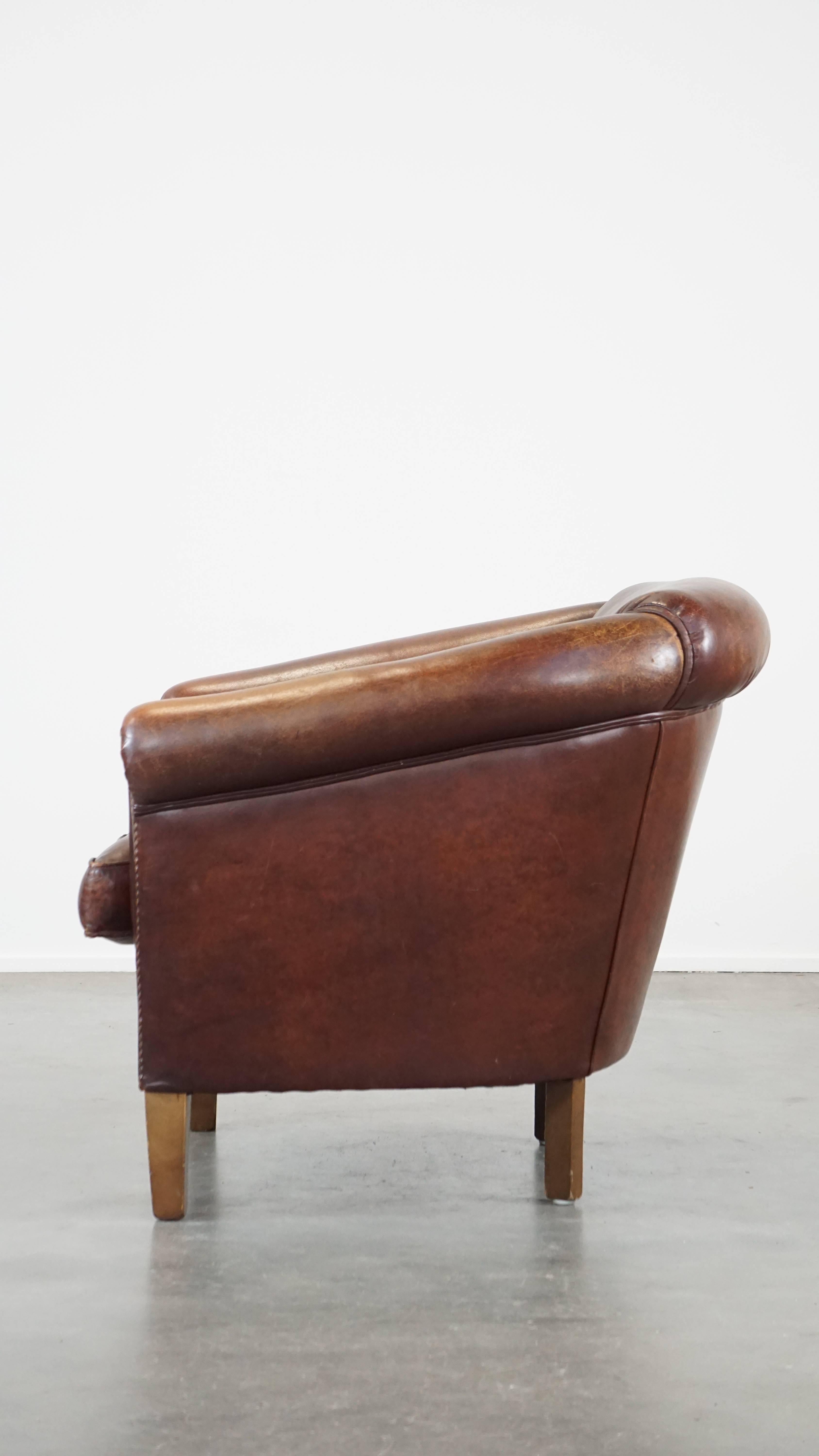 Stately, charming sheepskin club chair, correct finishing with decorative nails In Good Condition For Sale In Harderwijk, NL