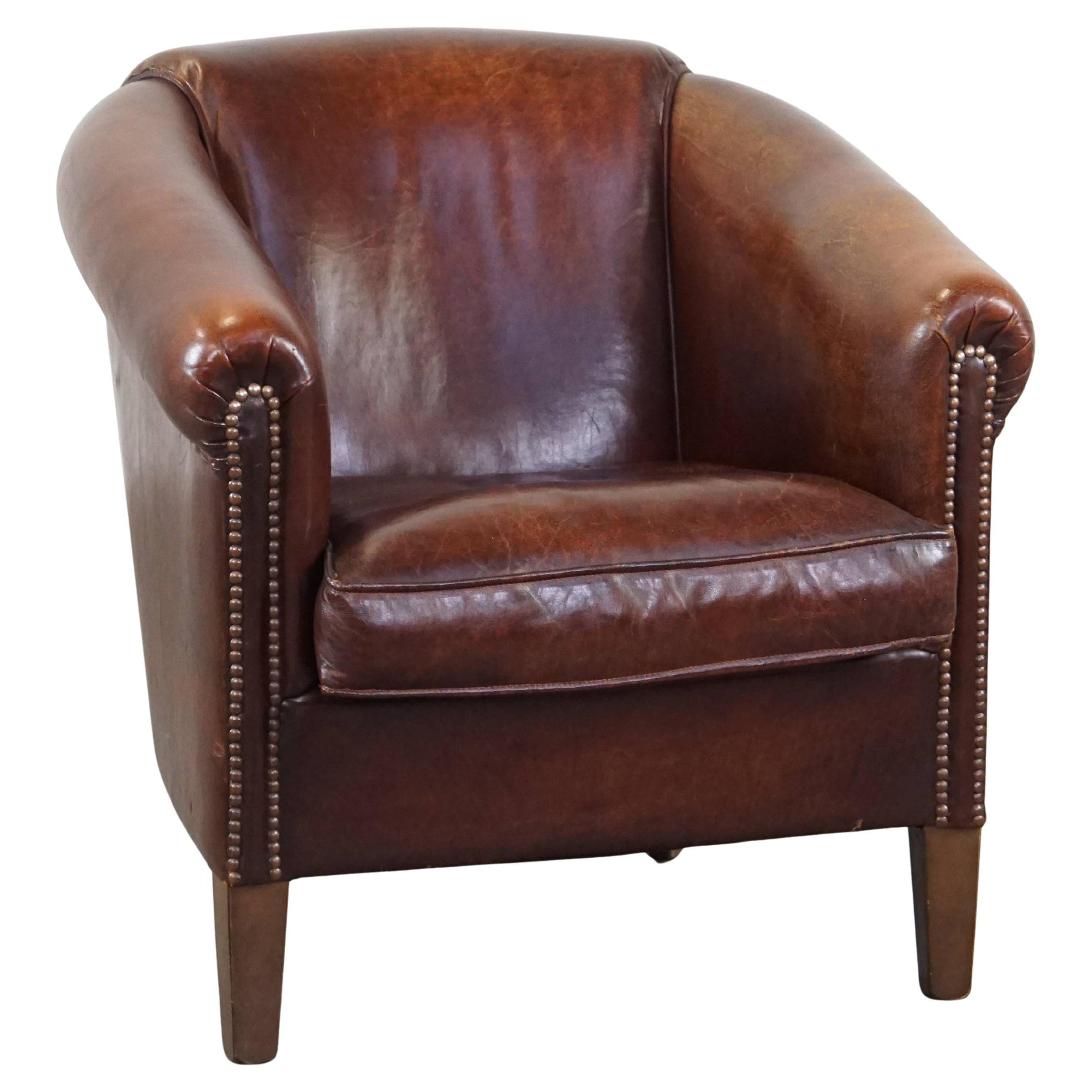 Sillón majestuoso y encantador de piel de oveja, acabado correcto con clavos decorativos