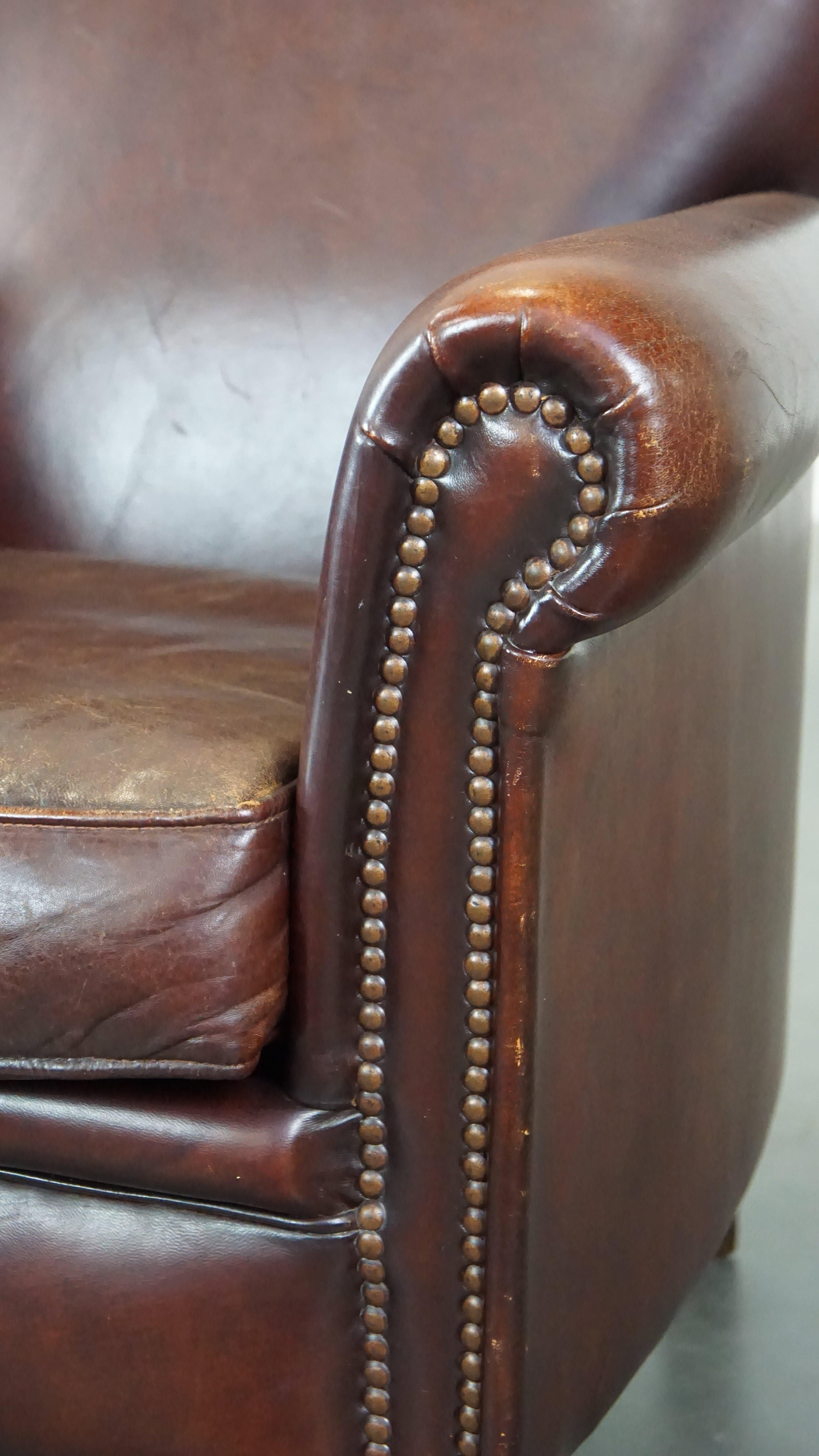 Fauteuil majestueux et confortable en peau de mouton avec une finition appropriée et des clous décoratifs en vente 4