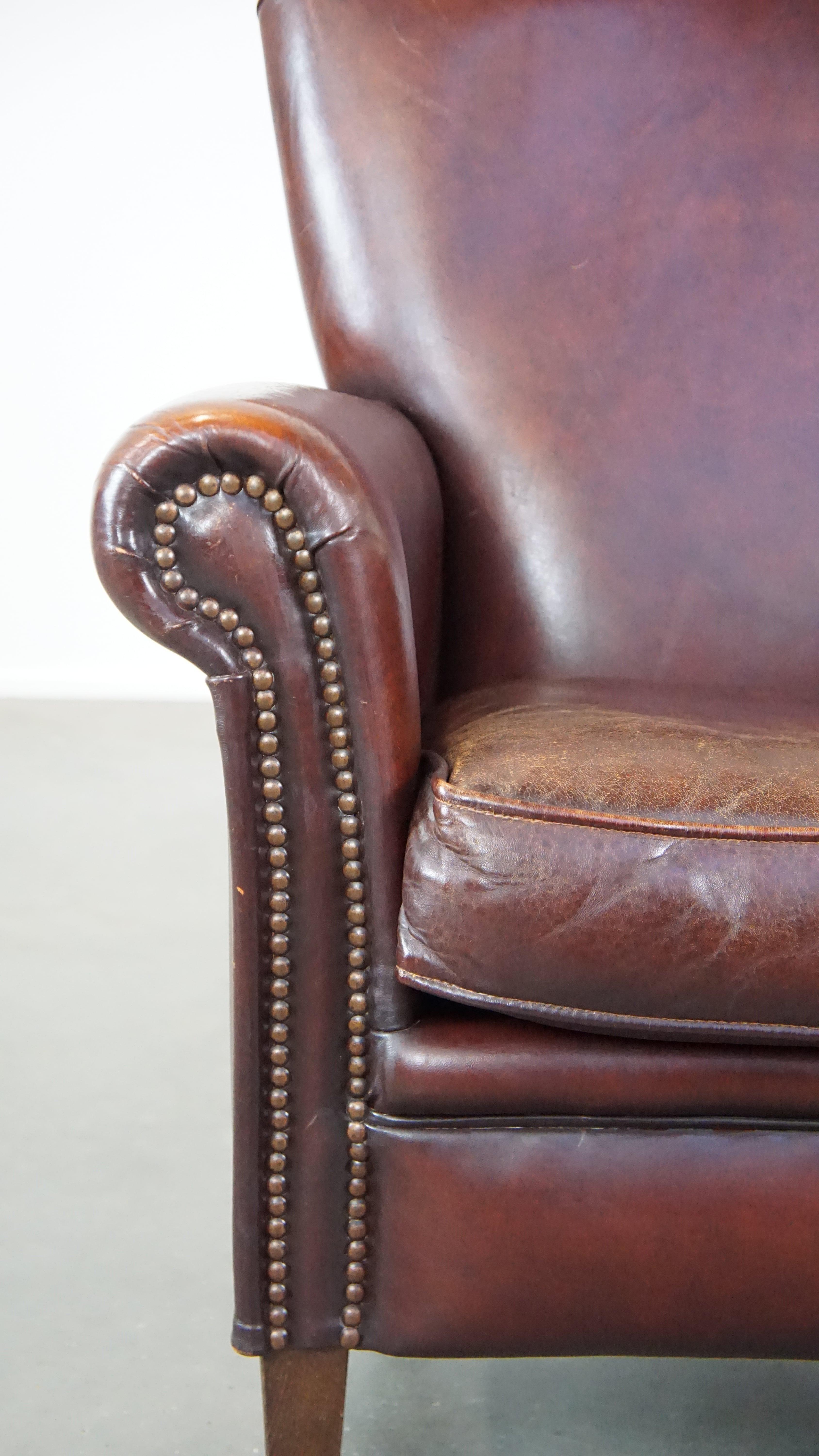 Fauteuil majestueux et confortable en peau de mouton avec une finition appropriée et des clous décoratifs en vente 5