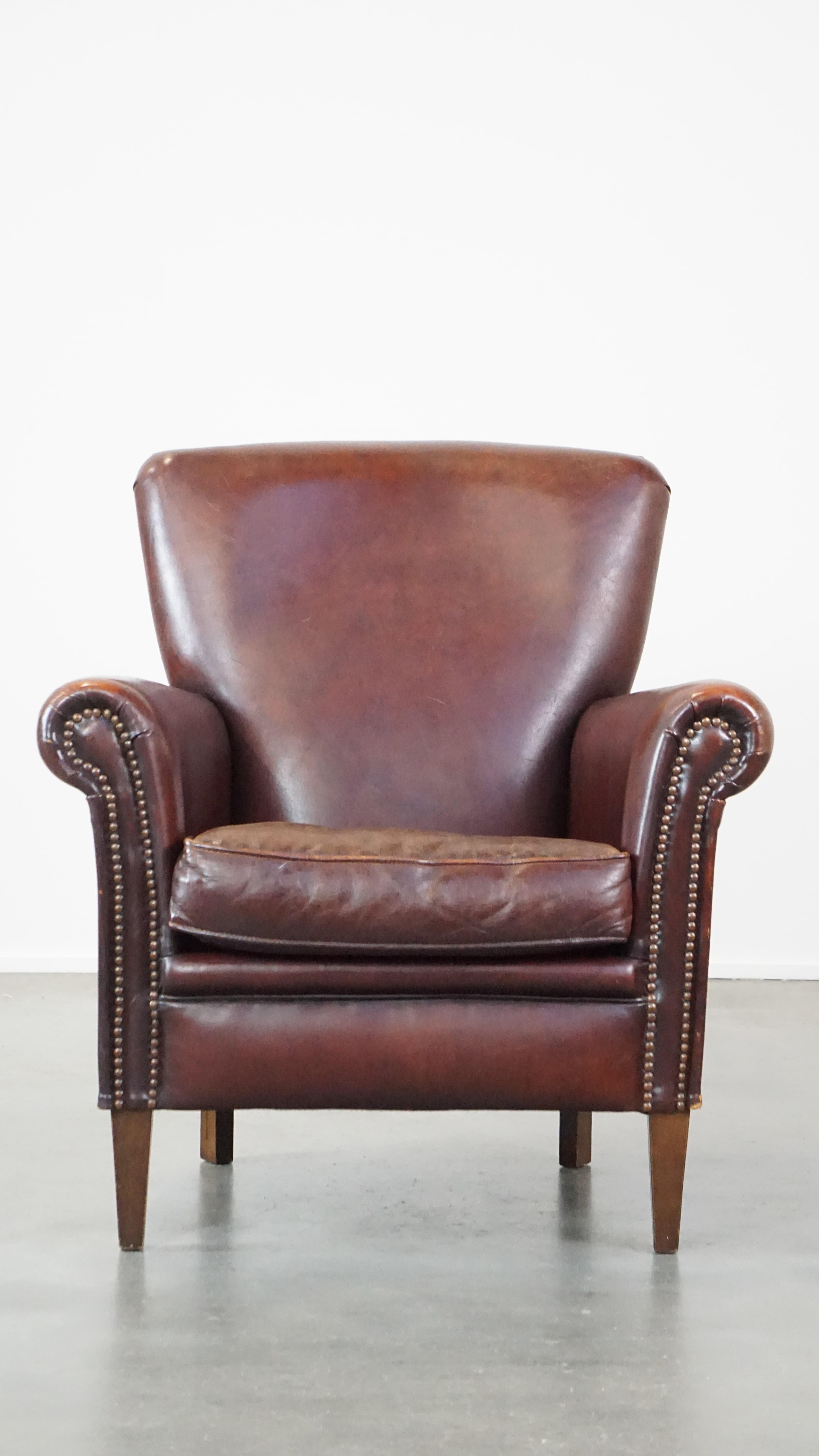 Qui n'apprécie pas un fauteuil en peau de mouton aussi fantastique ? Grâce à sa couleur profonde et à sa finition adéquate avec des clous décoratifs, il dégage une impression de majesté et de luxe. Il est équipé d'un coussin d'assise amovible et