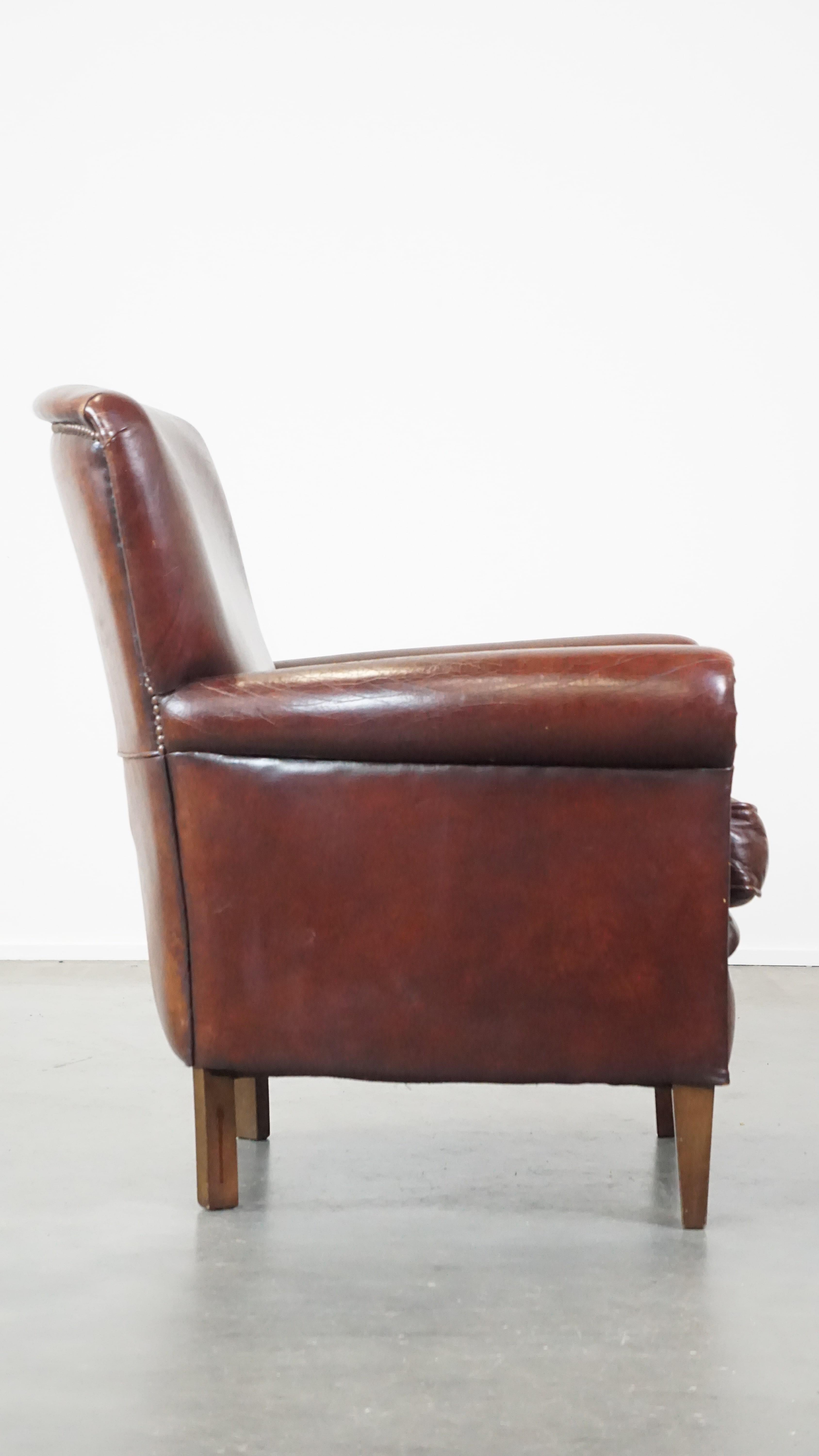 Fait main Fauteuil majestueux et confortable en peau de mouton avec une finition appropriée et des clous décoratifs en vente