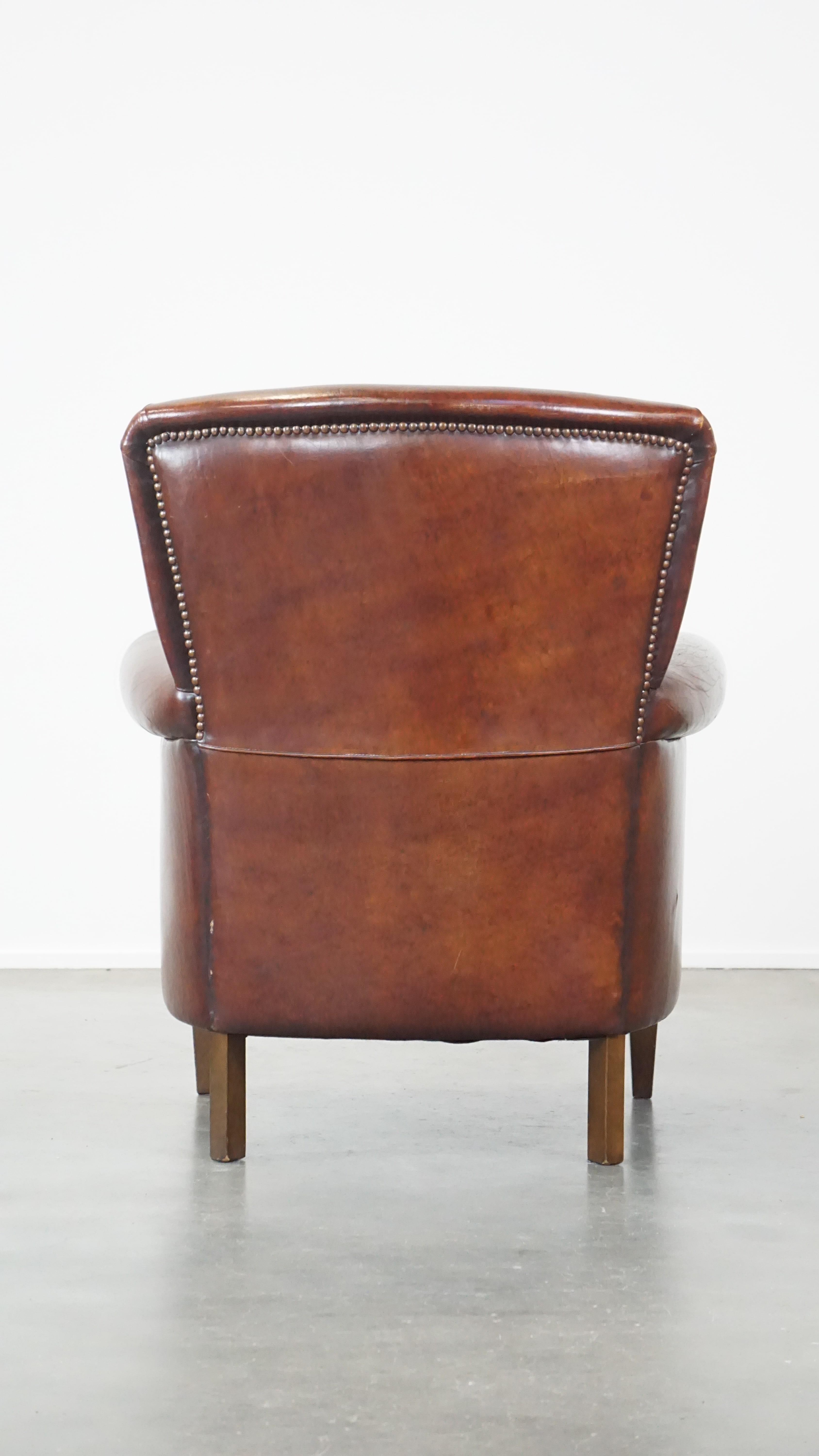 Fauteuil majestueux et confortable en peau de mouton avec une finition appropriée et des clous décoratifs Bon état - En vente à Harderwijk, NL