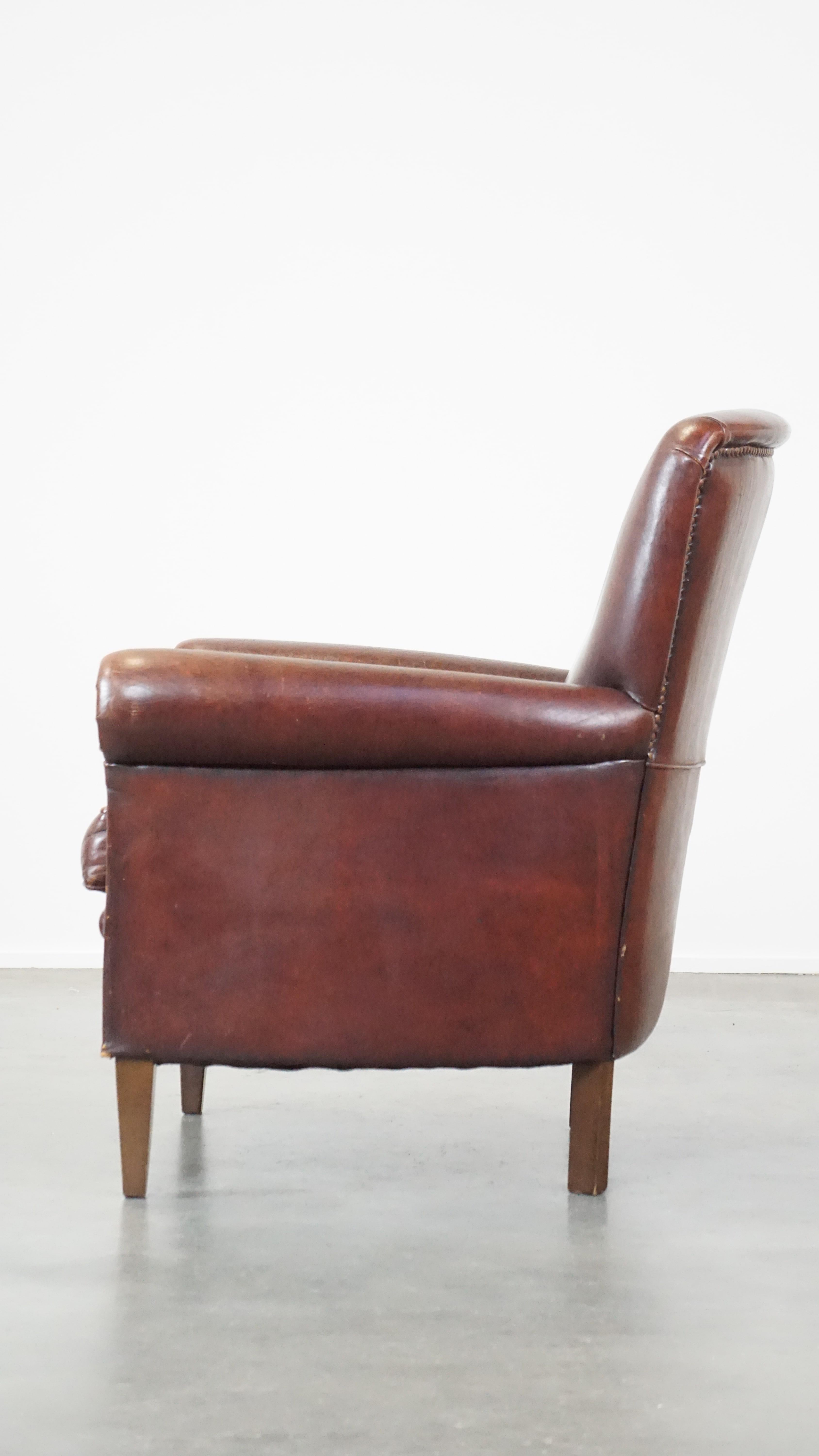 20ième siècle Fauteuil majestueux et confortable en peau de mouton avec une finition appropriée et des clous décoratifs en vente