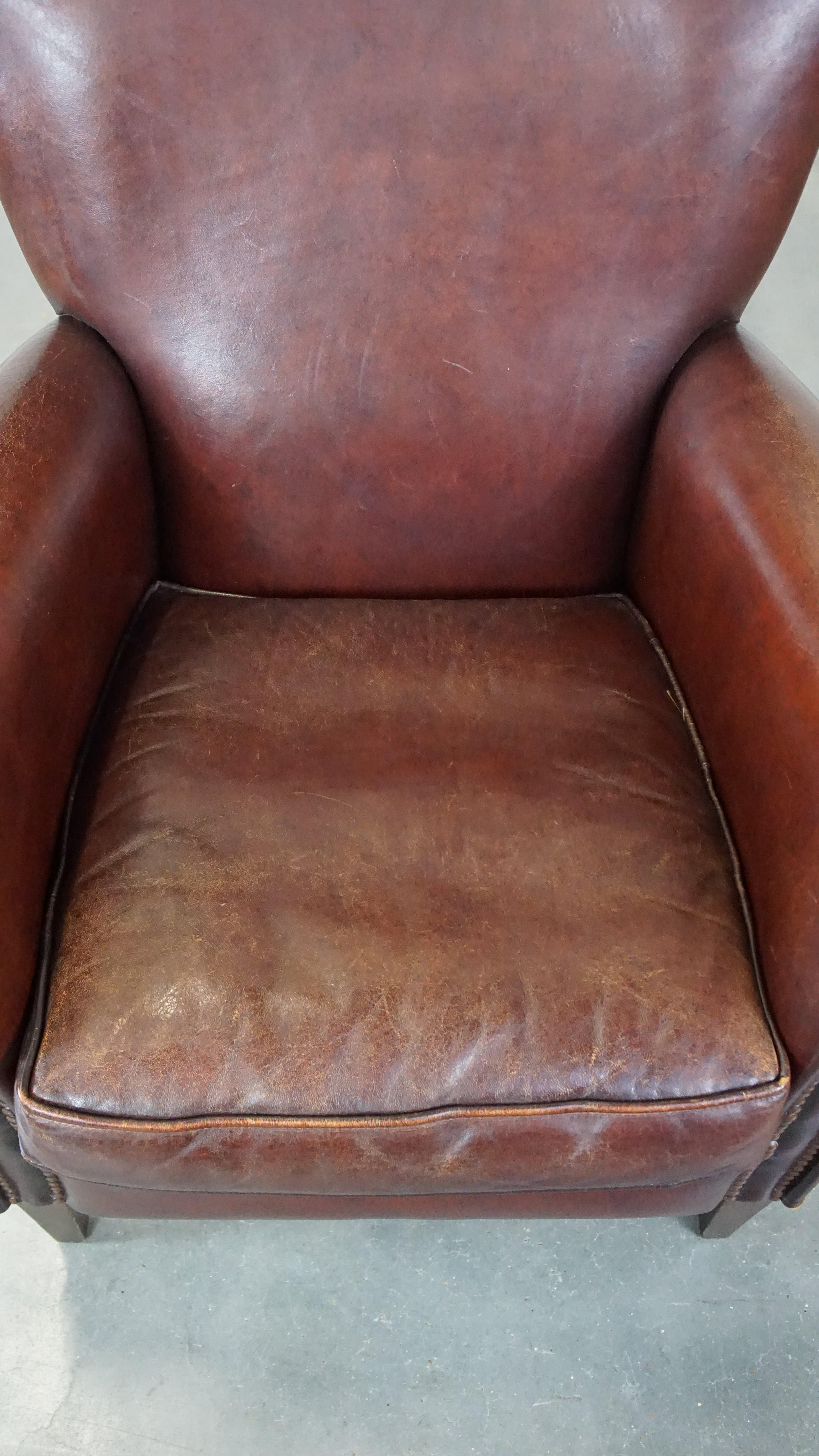 Cuir de mouton Fauteuil majestueux et confortable en peau de mouton avec une finition appropriée et des clous décoratifs en vente