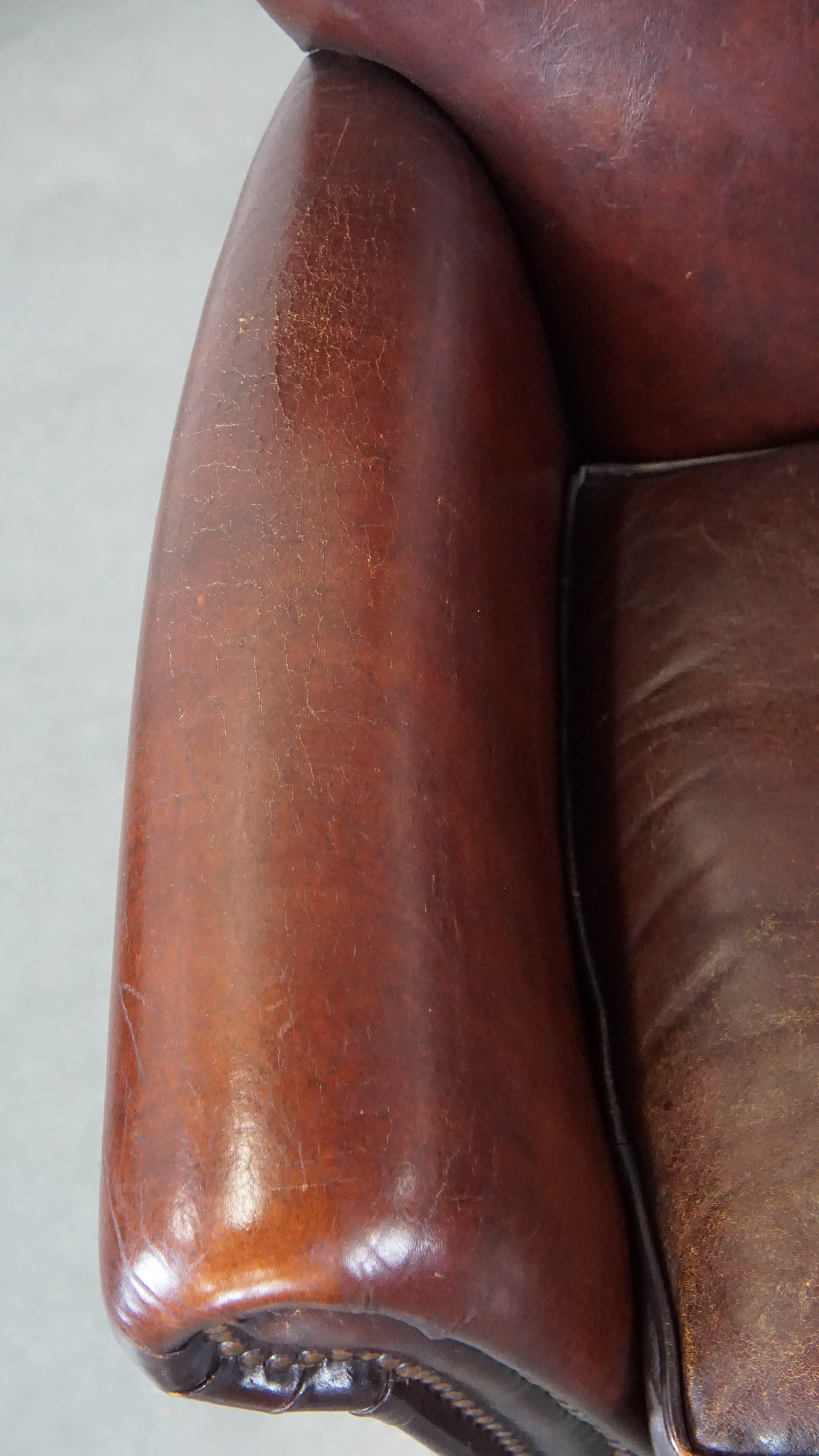 Fauteuil majestueux et confortable en peau de mouton avec une finition appropriée et des clous décoratifs en vente 1