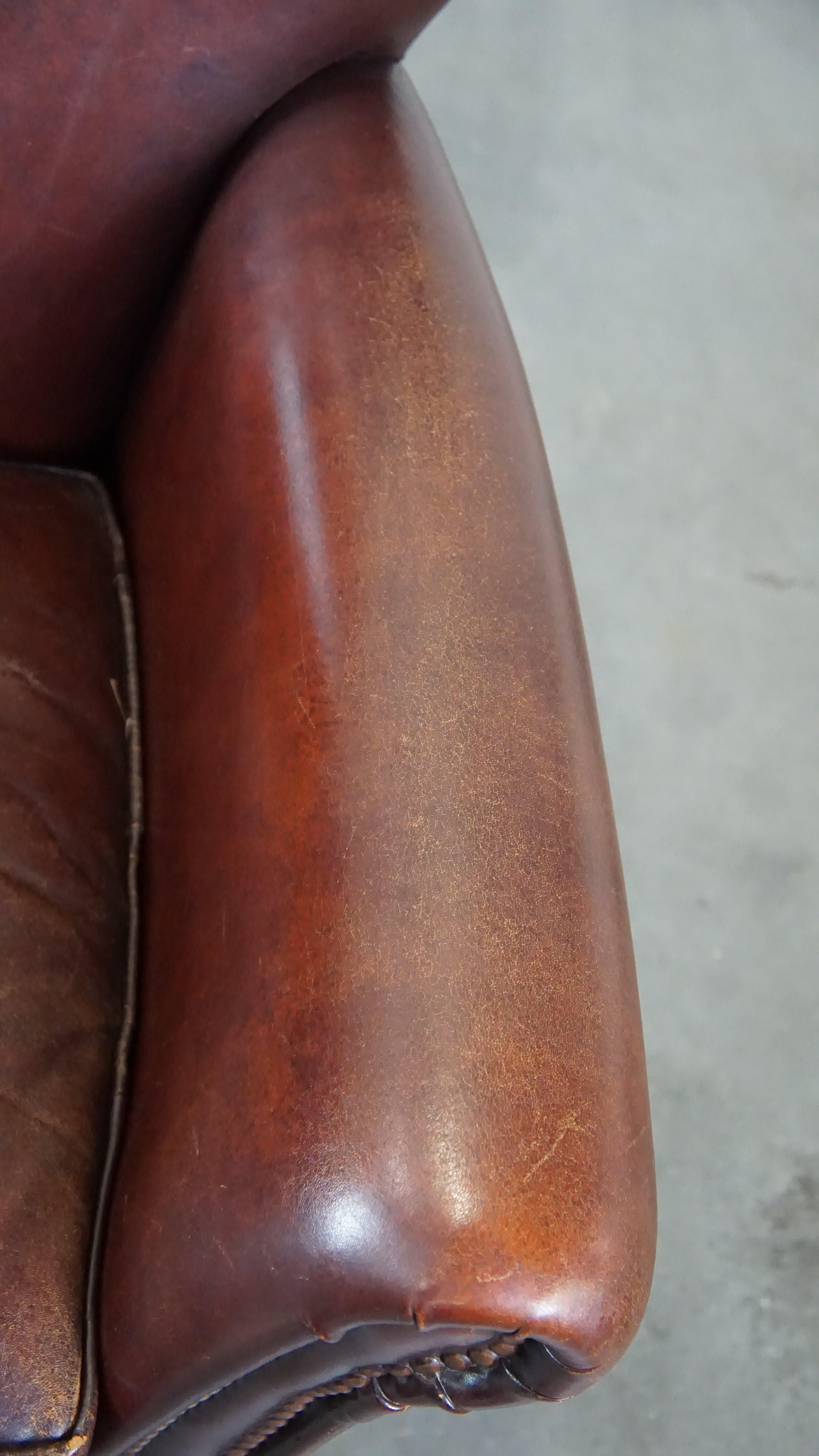 Fauteuil majestueux et confortable en peau de mouton avec une finition appropriée et des clous décoratifs en vente 2